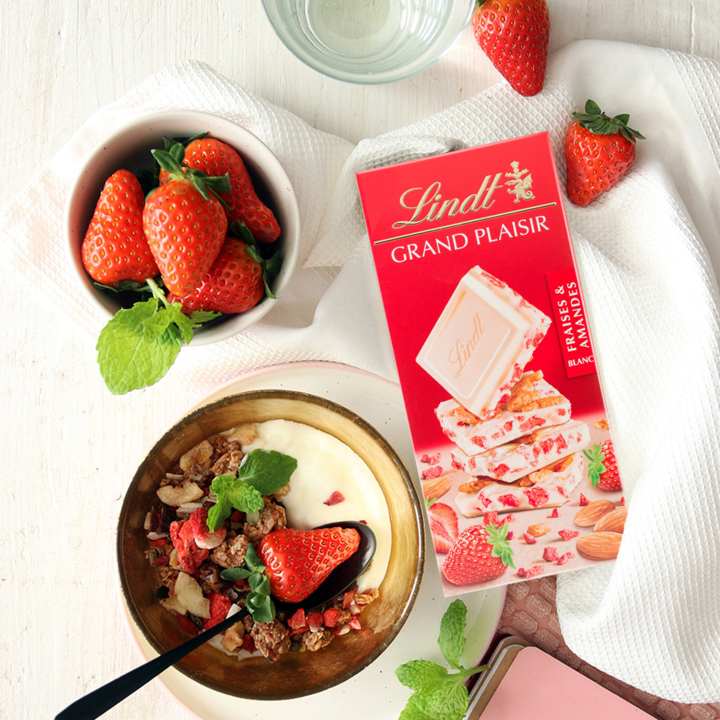 Lindt Grand Plaisir Weiss Erdbeer & Mandel Tafelschokolade