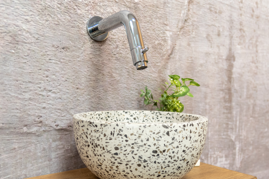 Saniclear Seba fonteinset met bruin eiken plank, zwart-witte terrazzo waskom en chromen kraan voor in het toilet