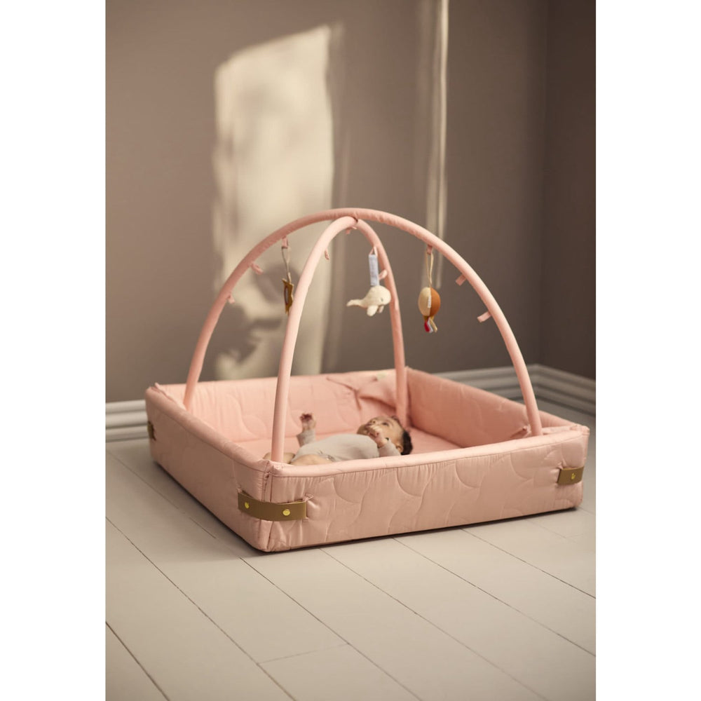 Køb FILIBABBA Misty Rose Activity Nest Soft Quilt