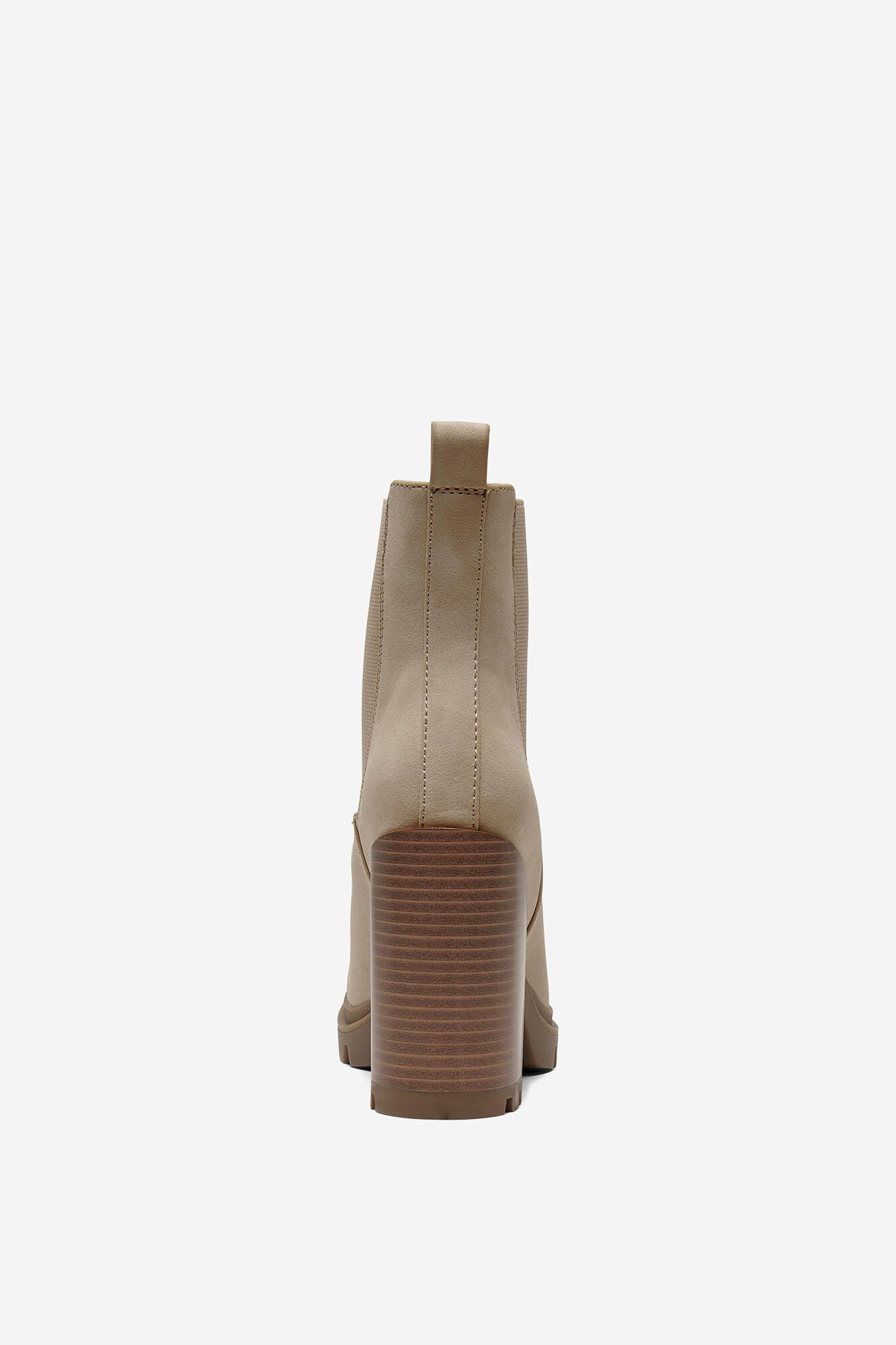 Botas de cano curto com salto tratorado