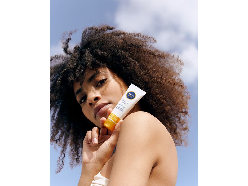 NIVEA SUN Sonnencreme UV Face Sensitive LSF 50 50 ml Feuchtigkeitsspendender Sonnenschutz für sensible Haut