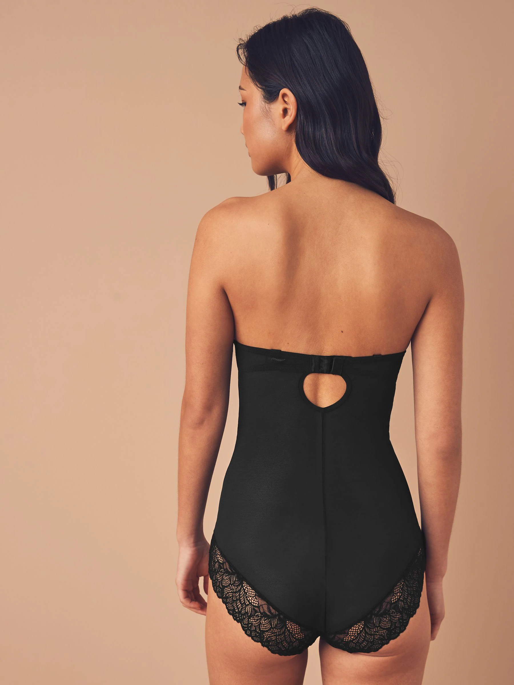 Zwart - Kanten body met cups en sterke buikcorrectie