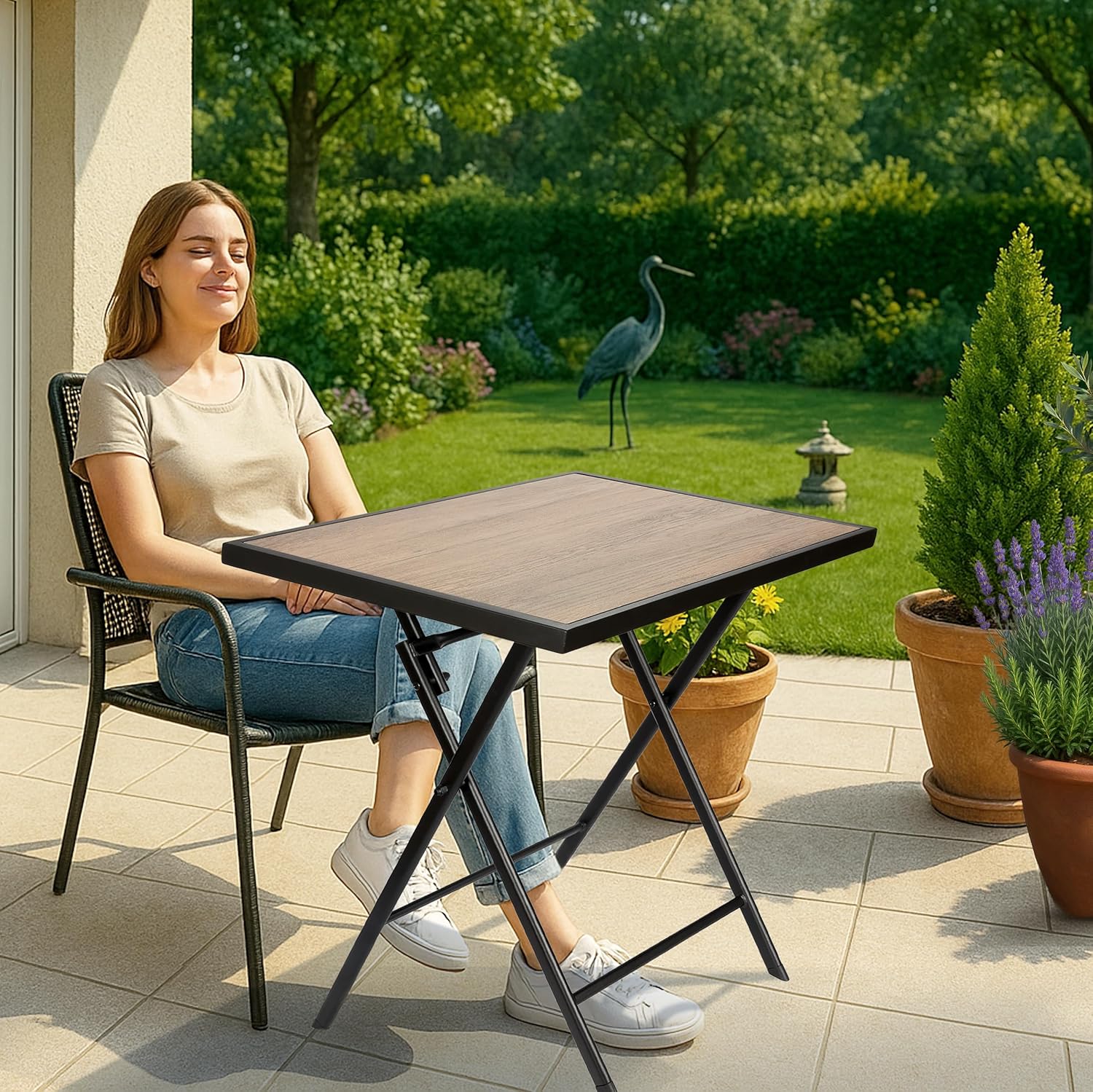 BRUBAKER Gartentisch Bergamo - 58 x 58 cm Balkontisch wetterfest - Metall Beistelltisch klappbar - Campingtisch eckig mit Holz Optik - Klapptisch für Balkon, Terrasse - Bistrotisch - Braun AO6863931