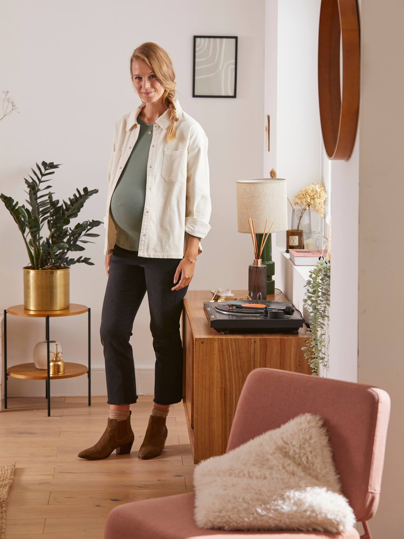 Calça jeans flare para gestante com 65 cm de entrepernas, bege claro liso