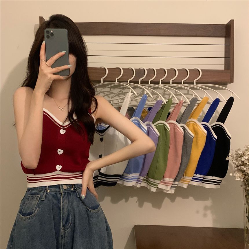 Allinya - Tweekleurige crop top met hartvormige knoopjes