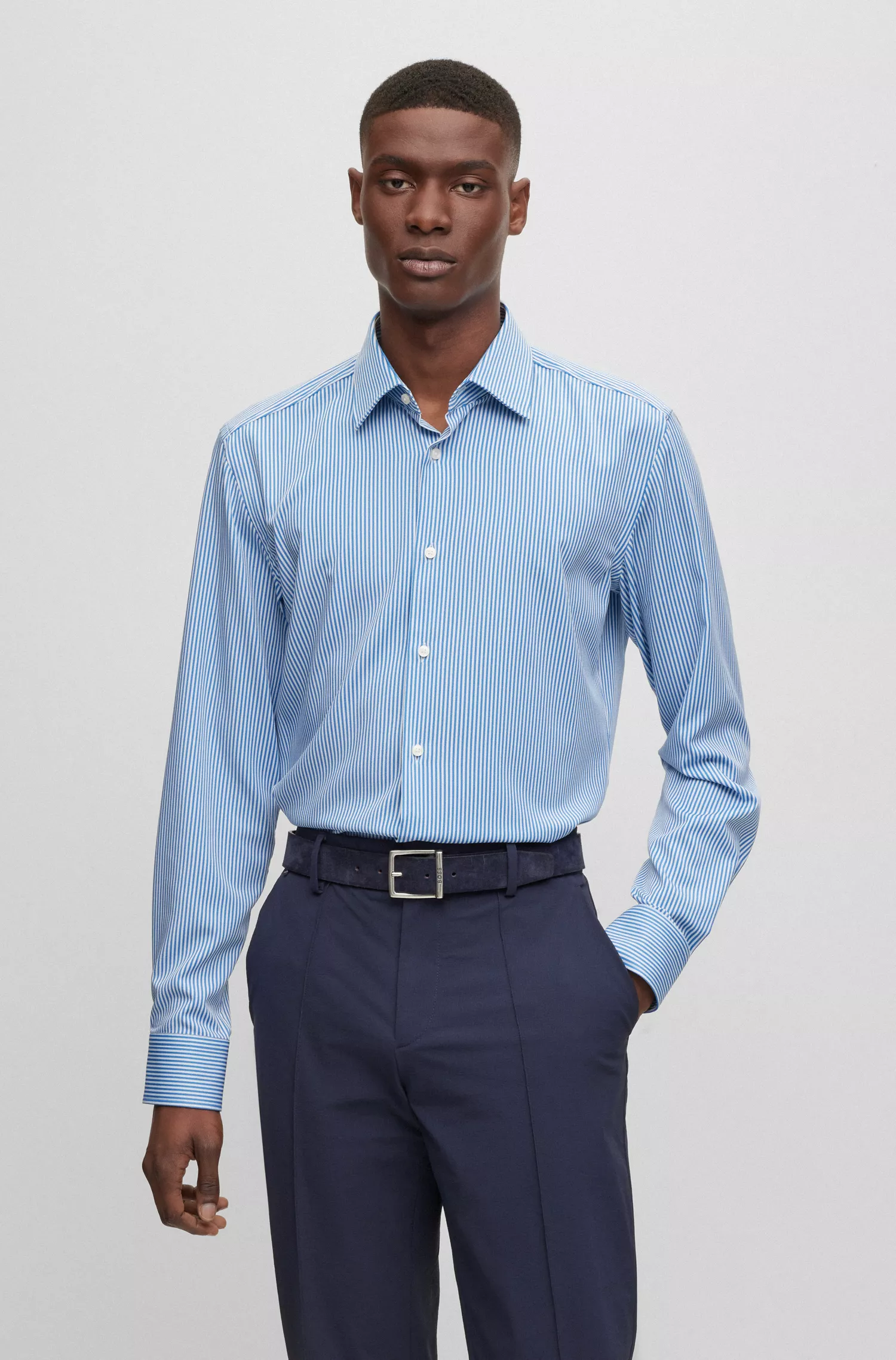 Camisa BOSS preta de corte slim em tecido elástico de alta performance com listras.
