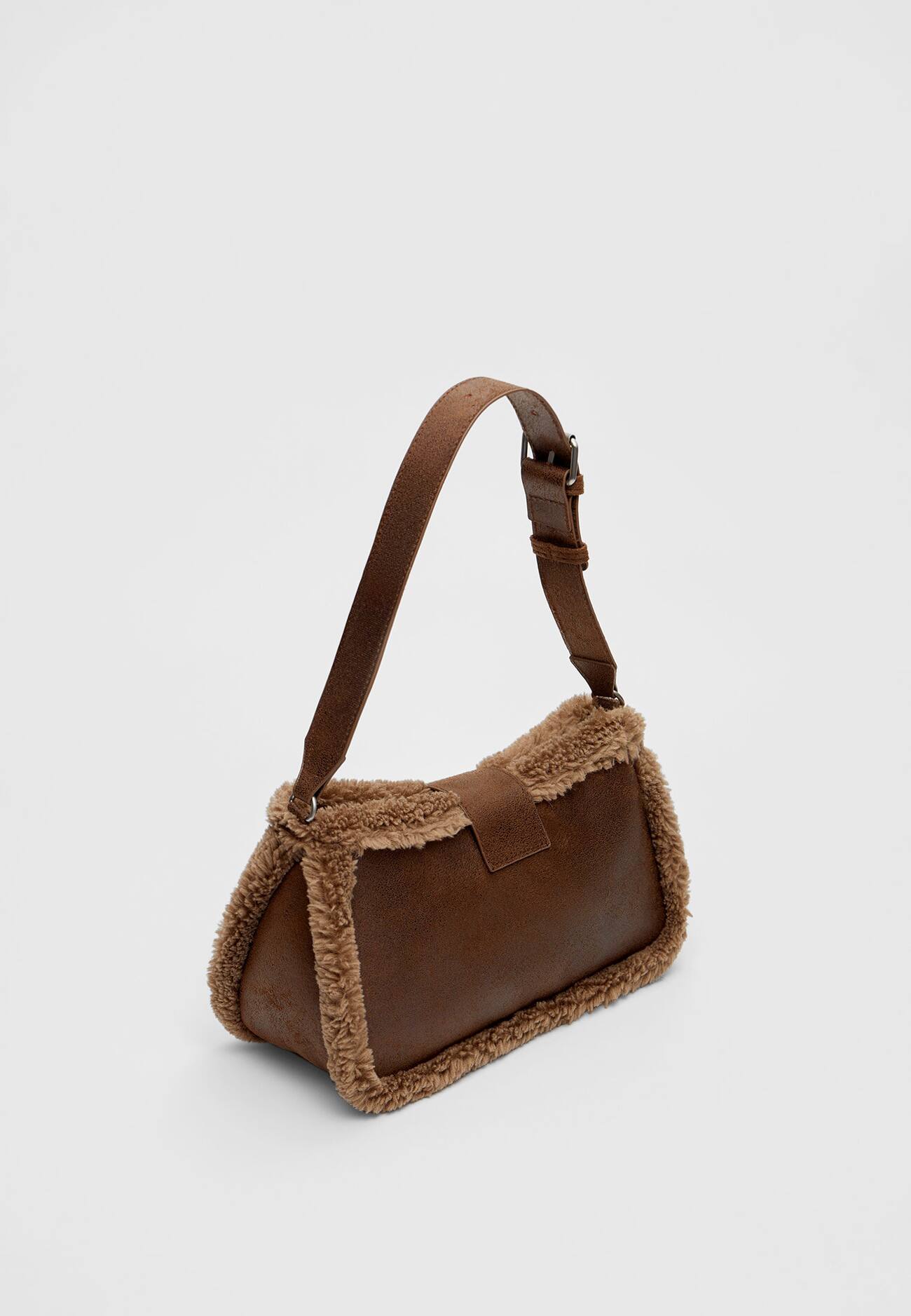 Bolsa de ombro forrada em imitação de pele de carneiro