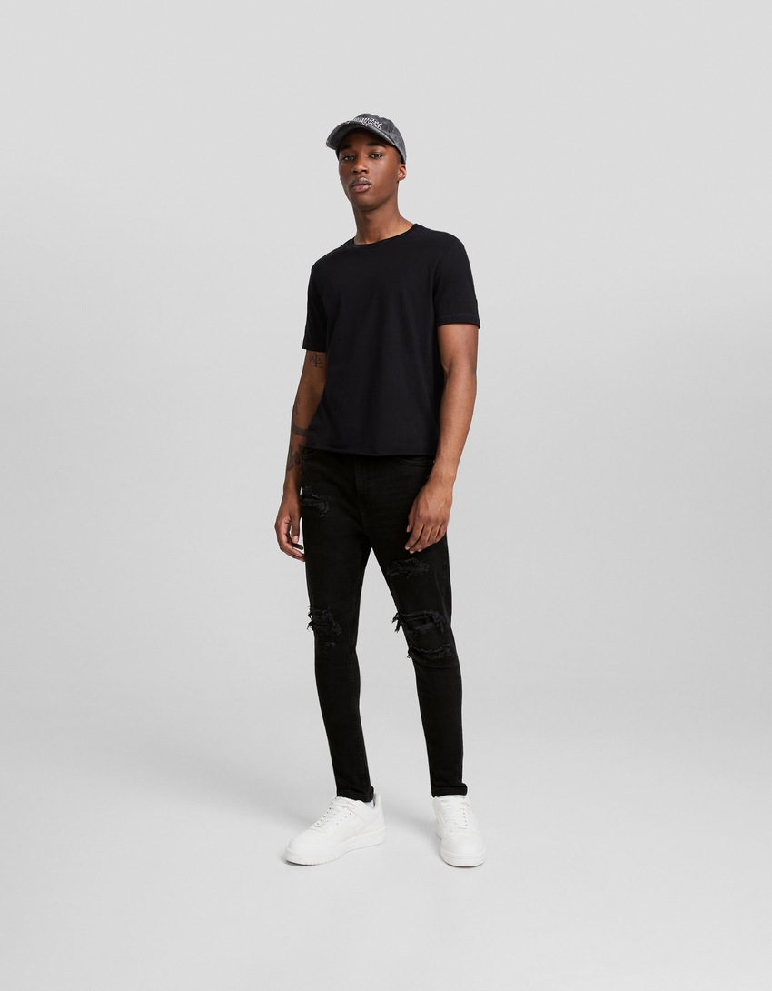calça jeans cenoura rasgada