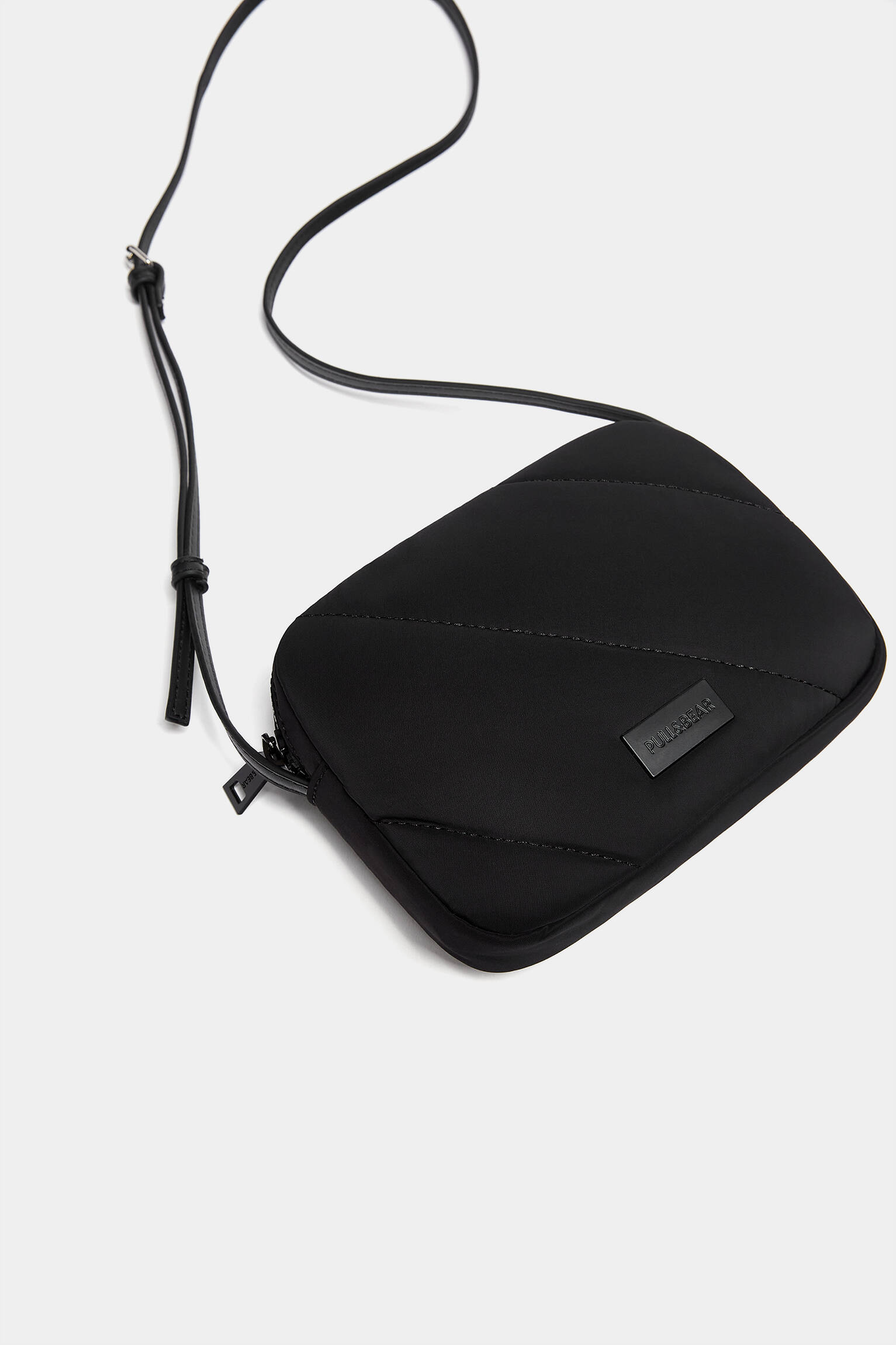 Mini bolsa transversal acolchoada - preta