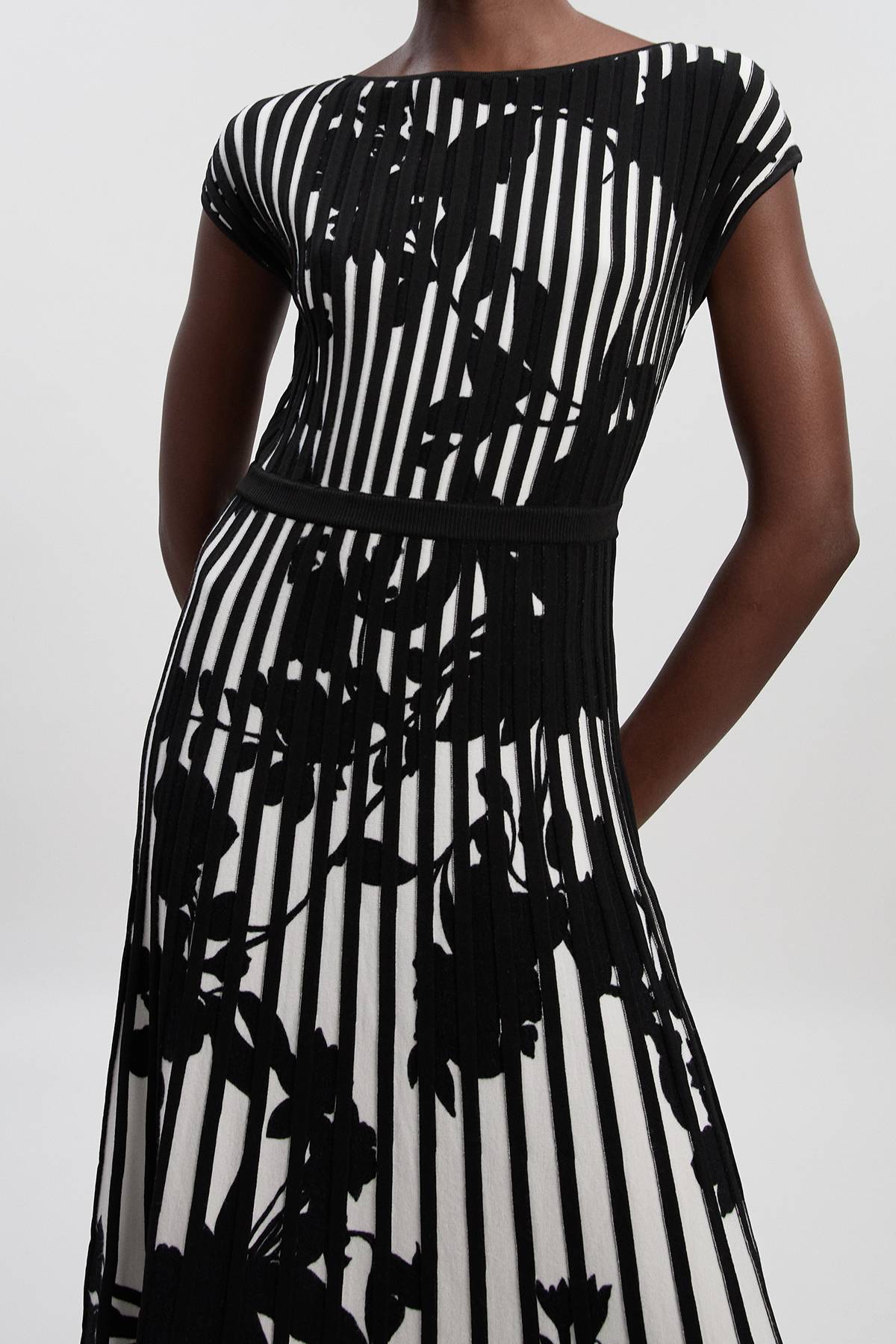 KarenMillen Robe Mi-Longue à Jupe Ample en Maille Jacquard Floral