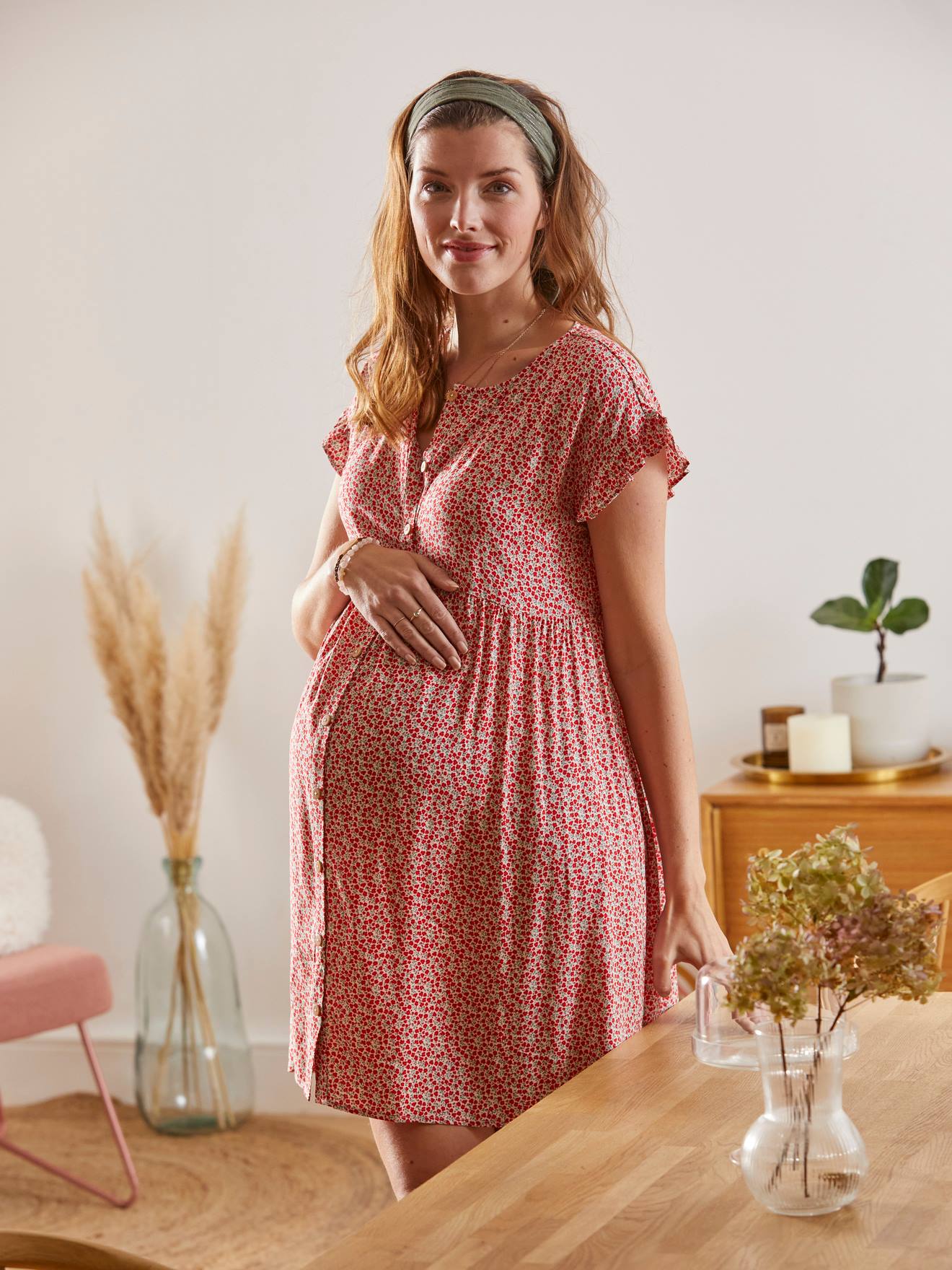 Vestido fluido estampado para gestantes e lactantes, estampa bege clara.