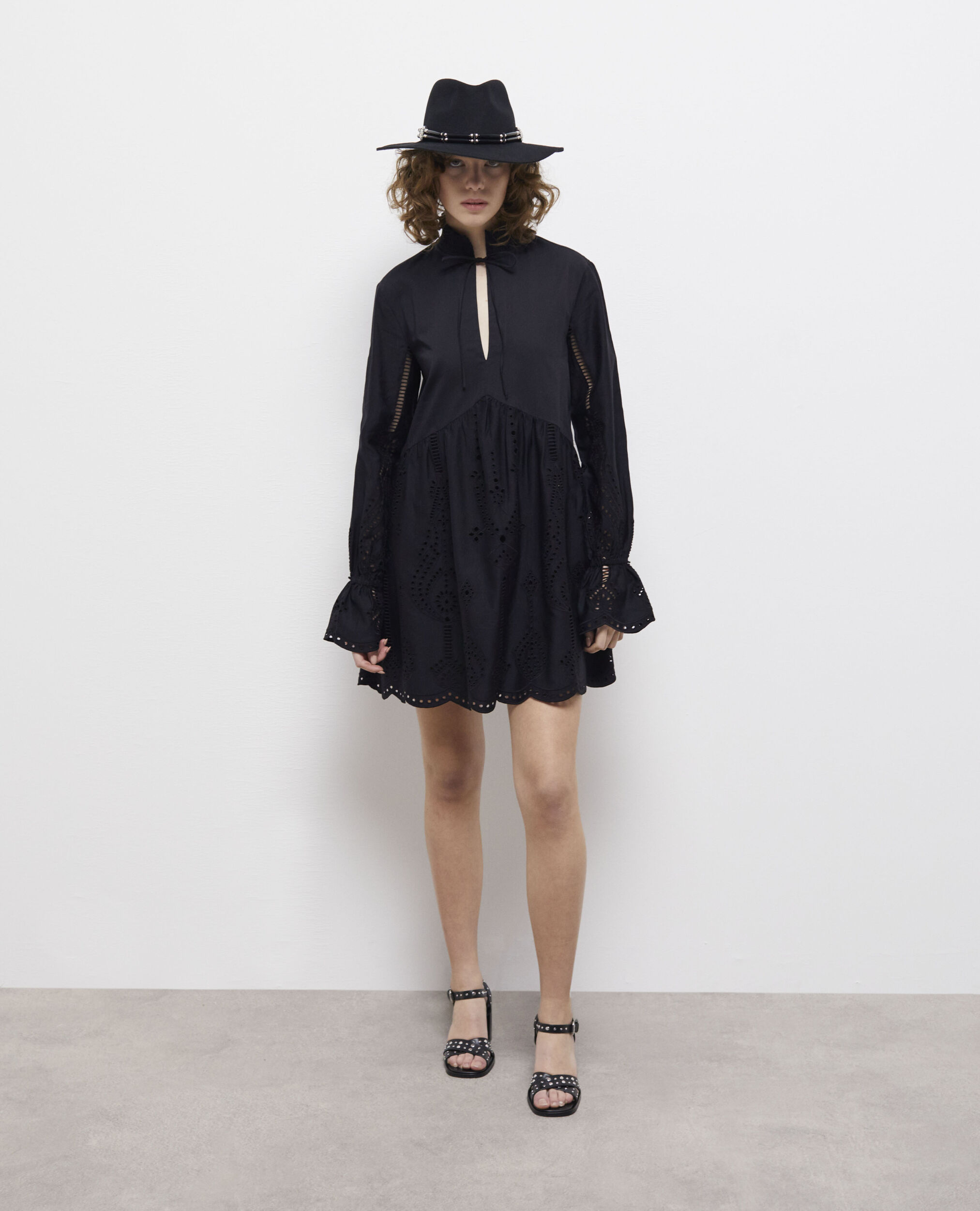 Robe courte noire avec broderie Anglaise