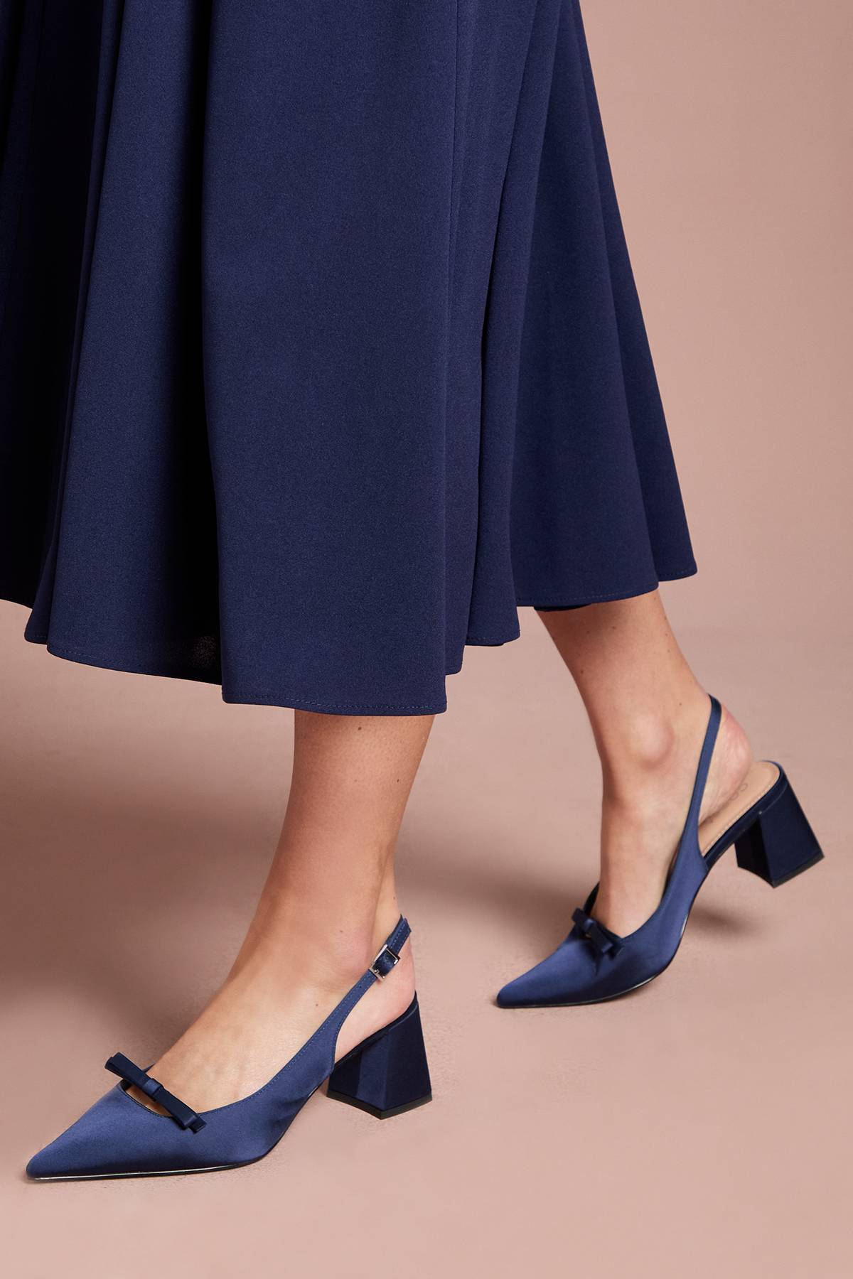 Coast Chaussures De Ville Riley En Satin À Bride Arrière Avec Détail Nœud Et Talon Bloc Moyen
