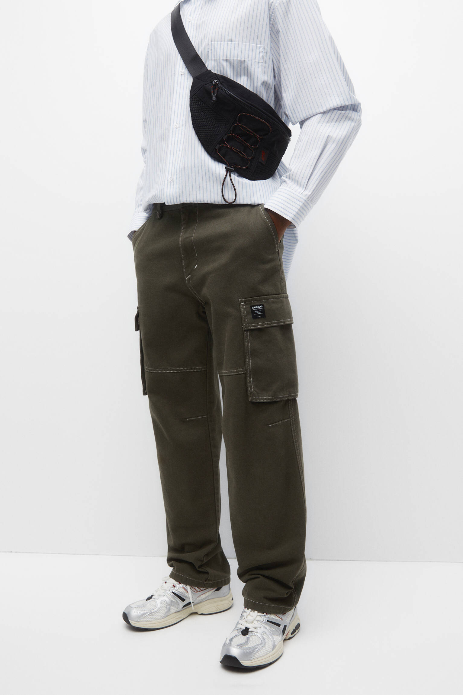 Calça cargo com costura contrastante - cáqui claro