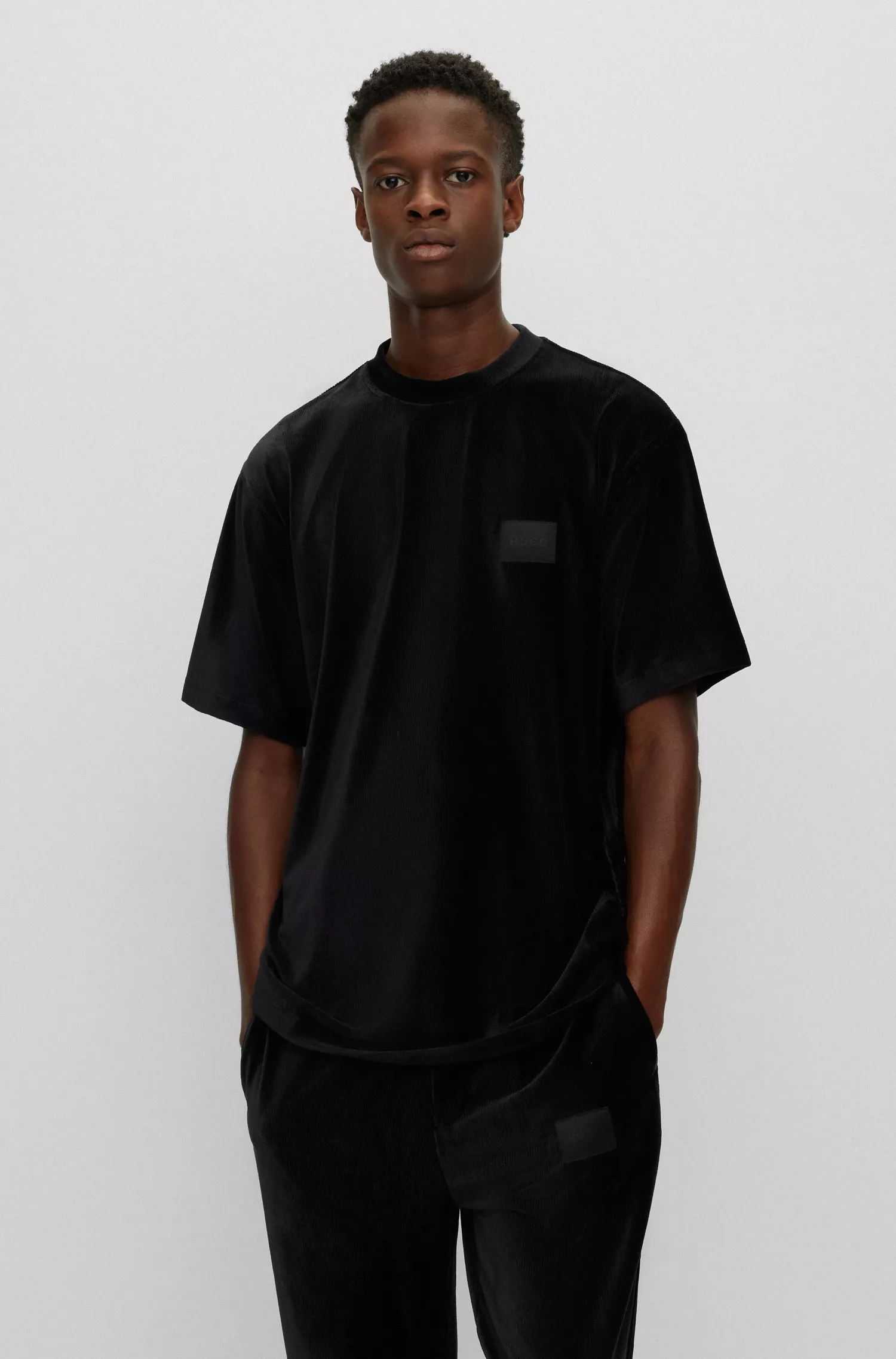 Camiseta HUGO vermelha de veludo cotelê elástico, modelagem relaxada, com etiqueta com o logotipo.