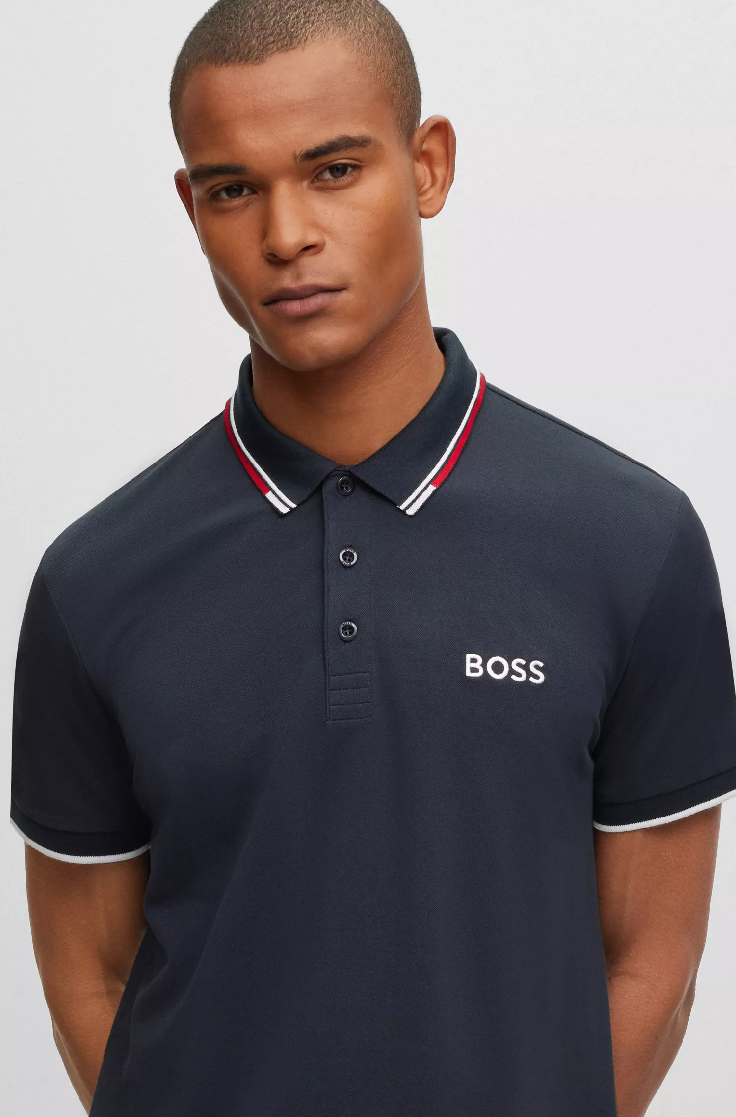Camisa polo BOSS verde em mistura de algodão com detalhes contrastantes.