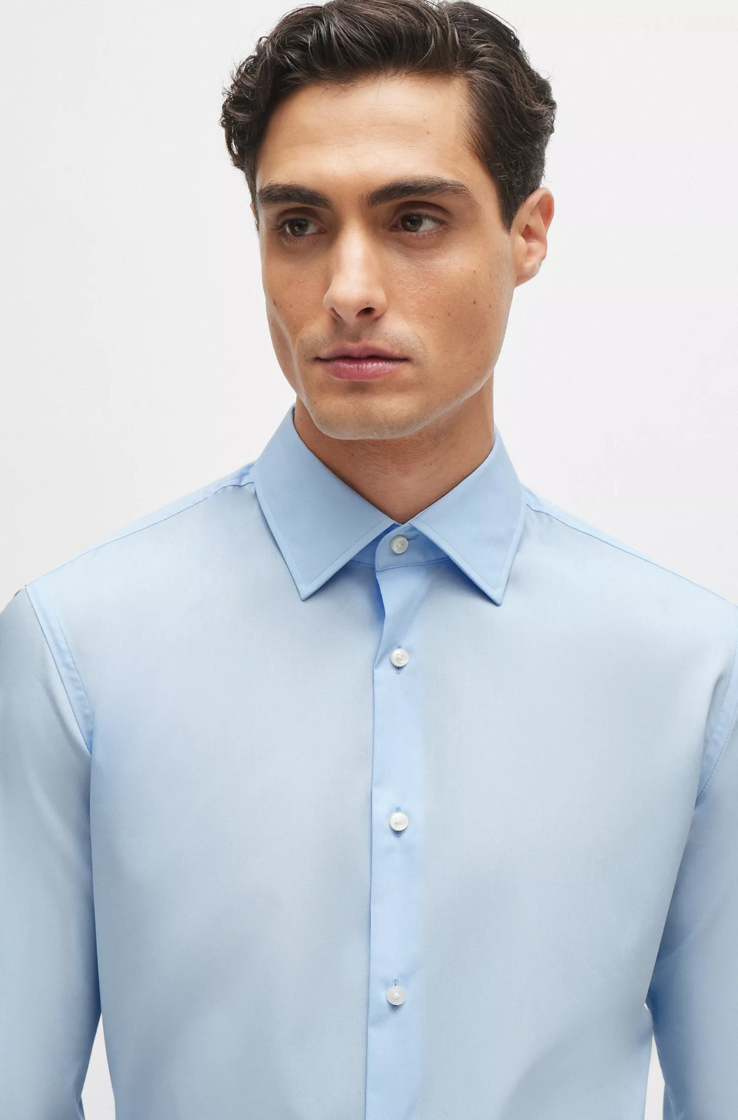 Camisa BOSS preta de corte slim, confeccionada em popeline de algodão elástico de fácil passar.