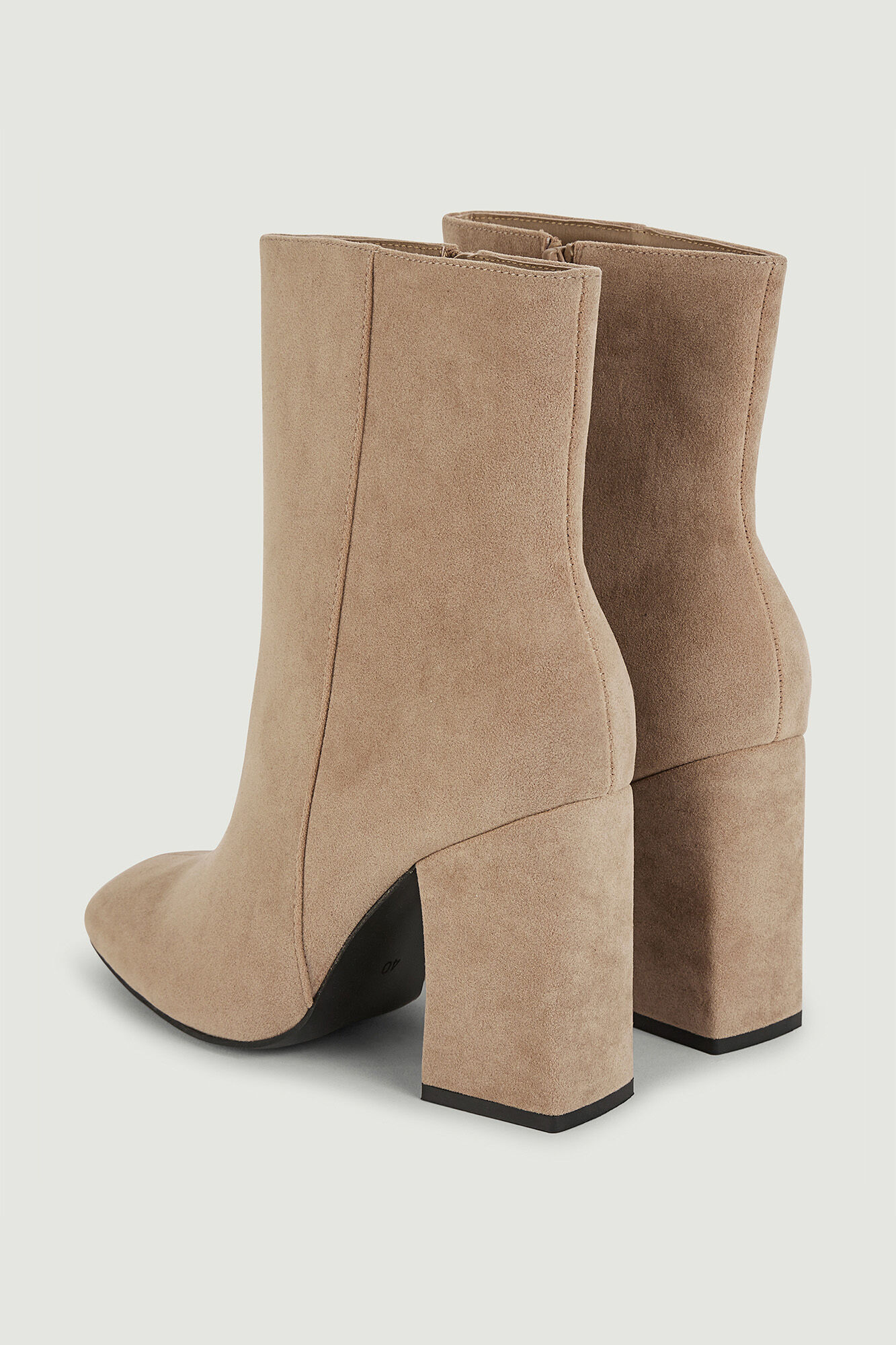 Botas de camurça até o tornozelo com salto