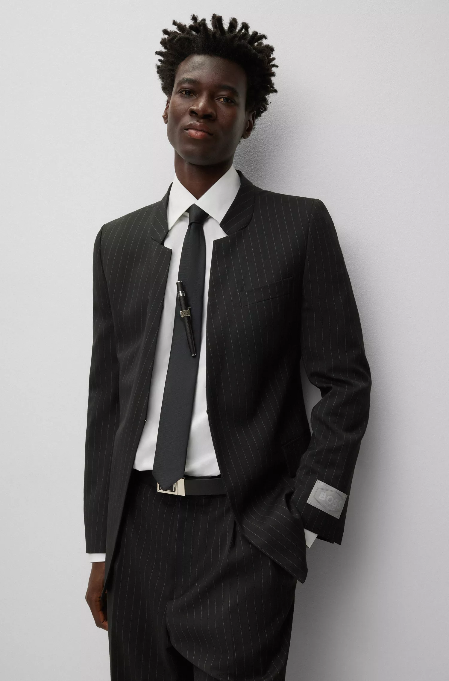 Blazer BOSS preto, corte regular, em mistura de lã com risca de giz.