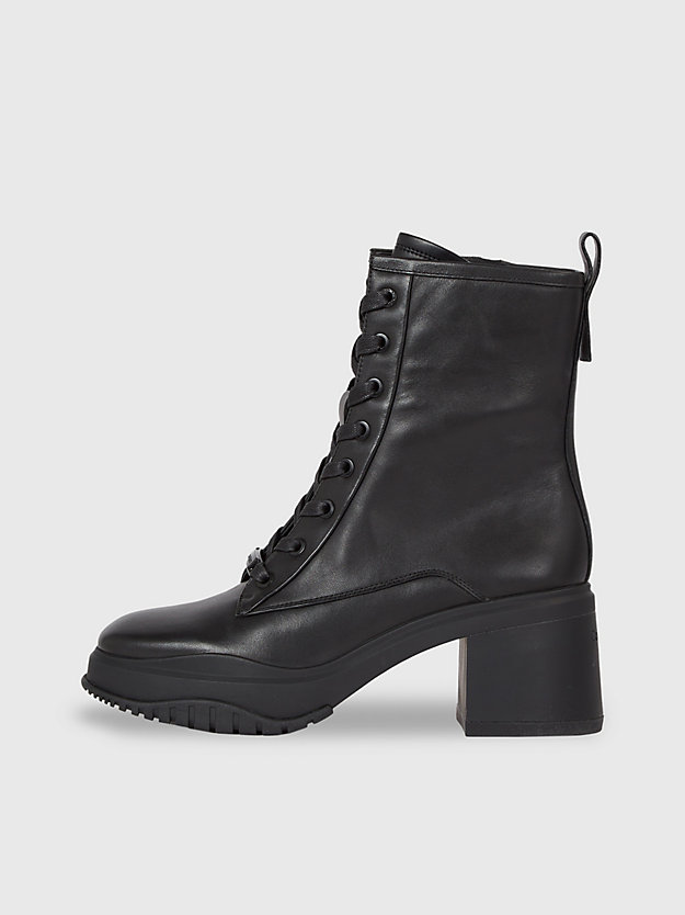 Botas de cano curto com salto plataforma em couro