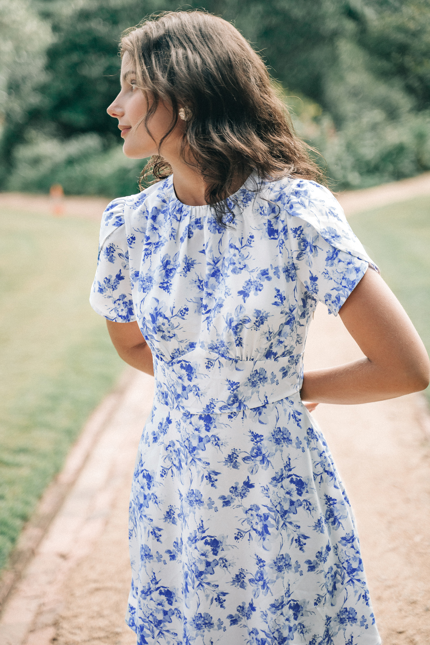 Robe mini à manches courtes à fleurs bleues