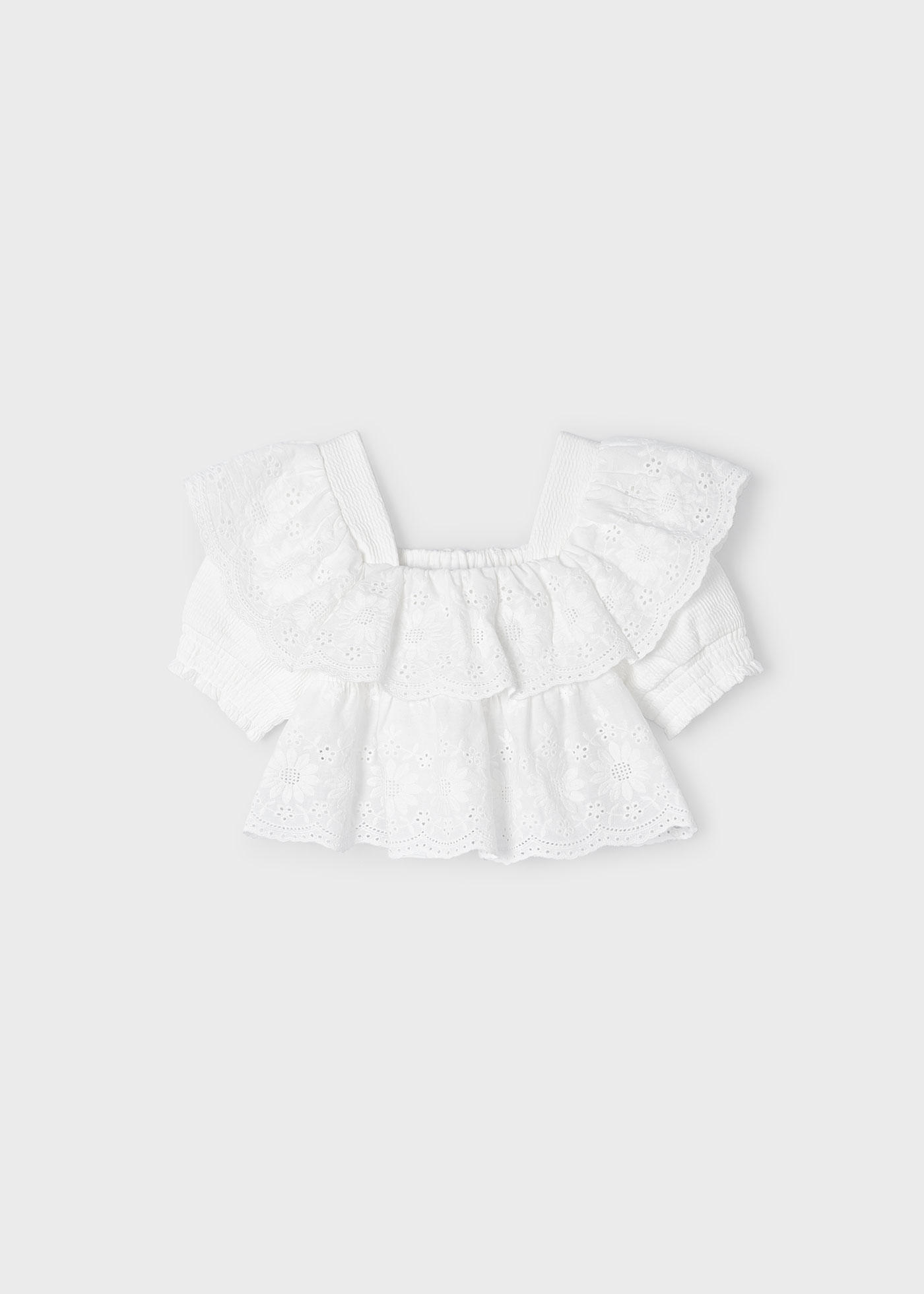 Blusa rosa claro para menina com babados e bordados.