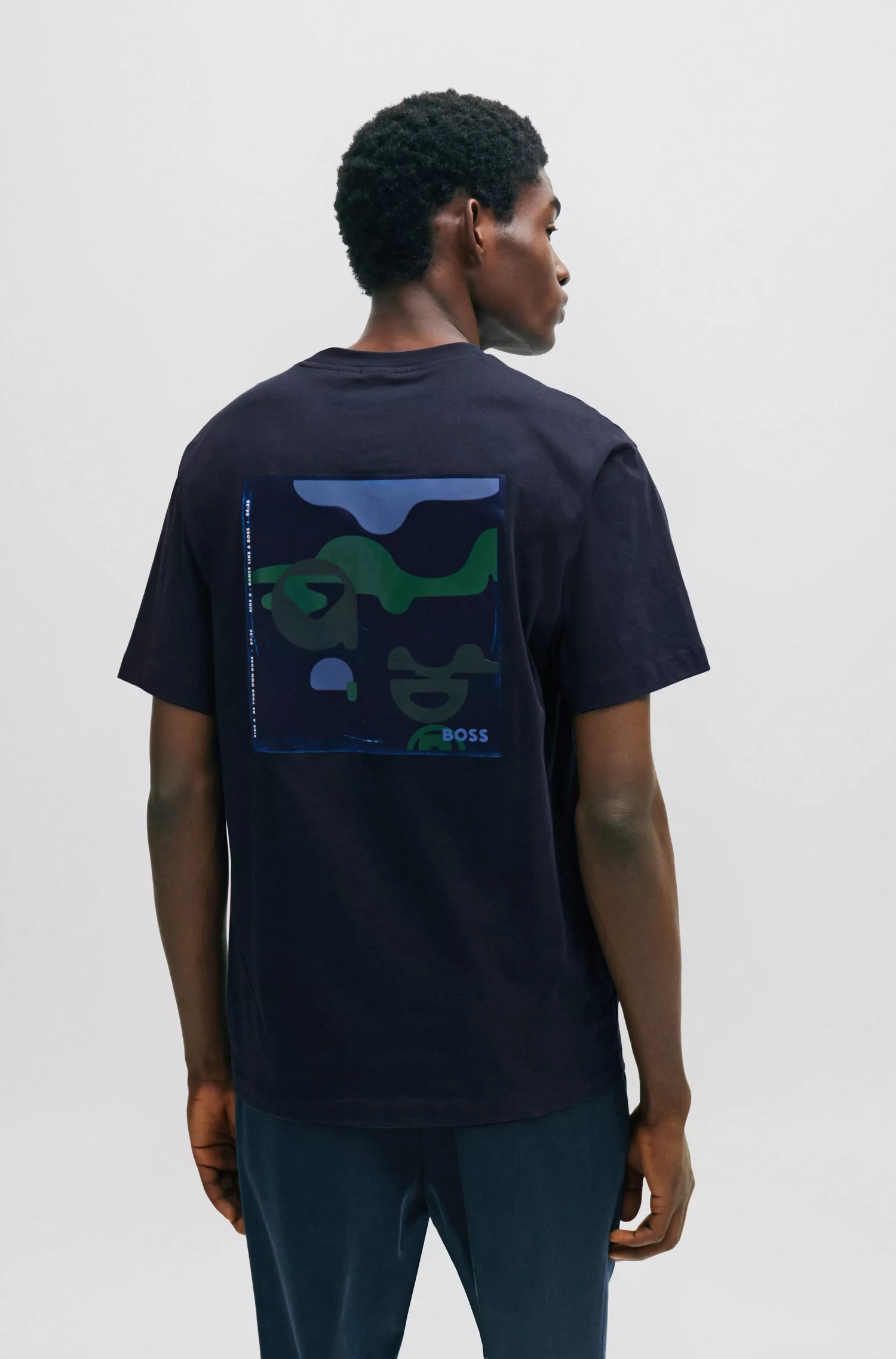 Camiseta BOSS preta de algodão jersey com modelagem regular e estampa sazonal.