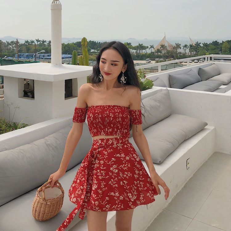 EROPIA - Set: Off-shoulder crop top met bloemenprint + minirok