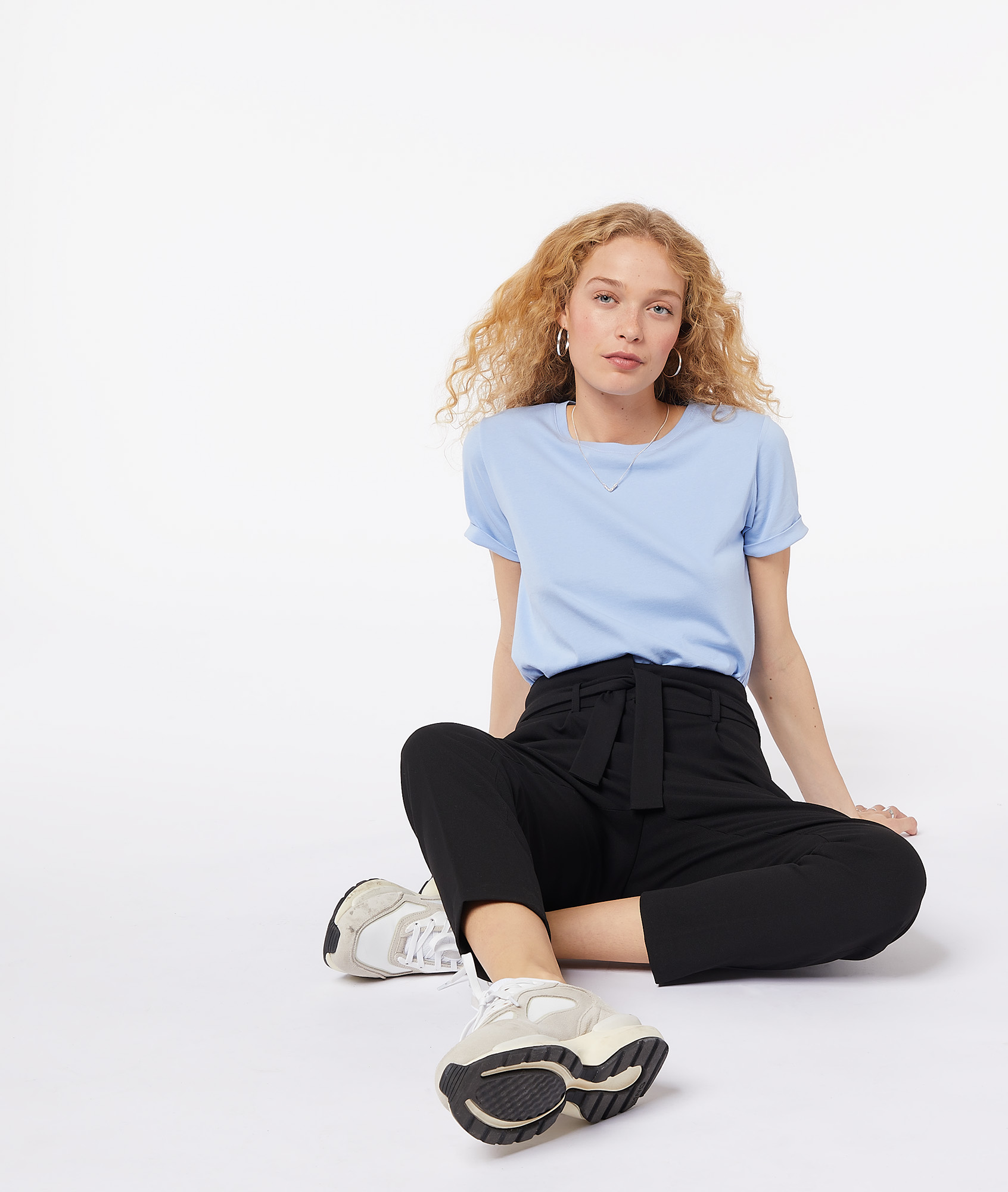 Pantalon coupe carotte avec ceinture