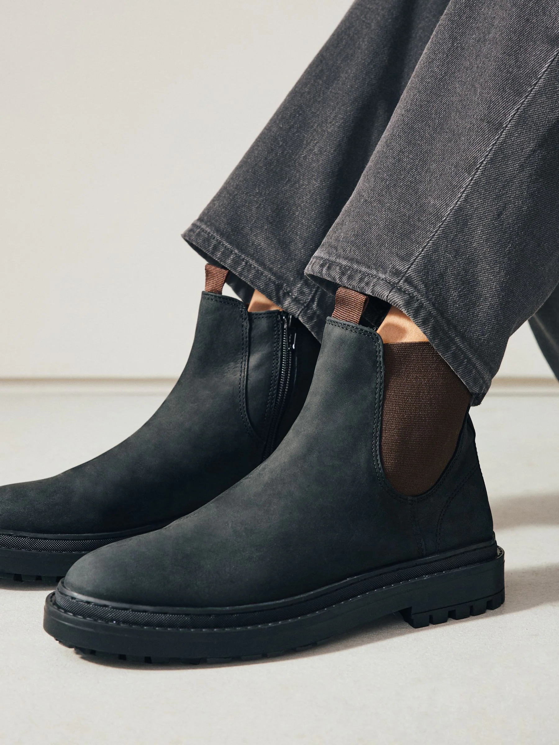 Black Oiled Leather - Forever Comfort® Round Toe Chelsea Boots