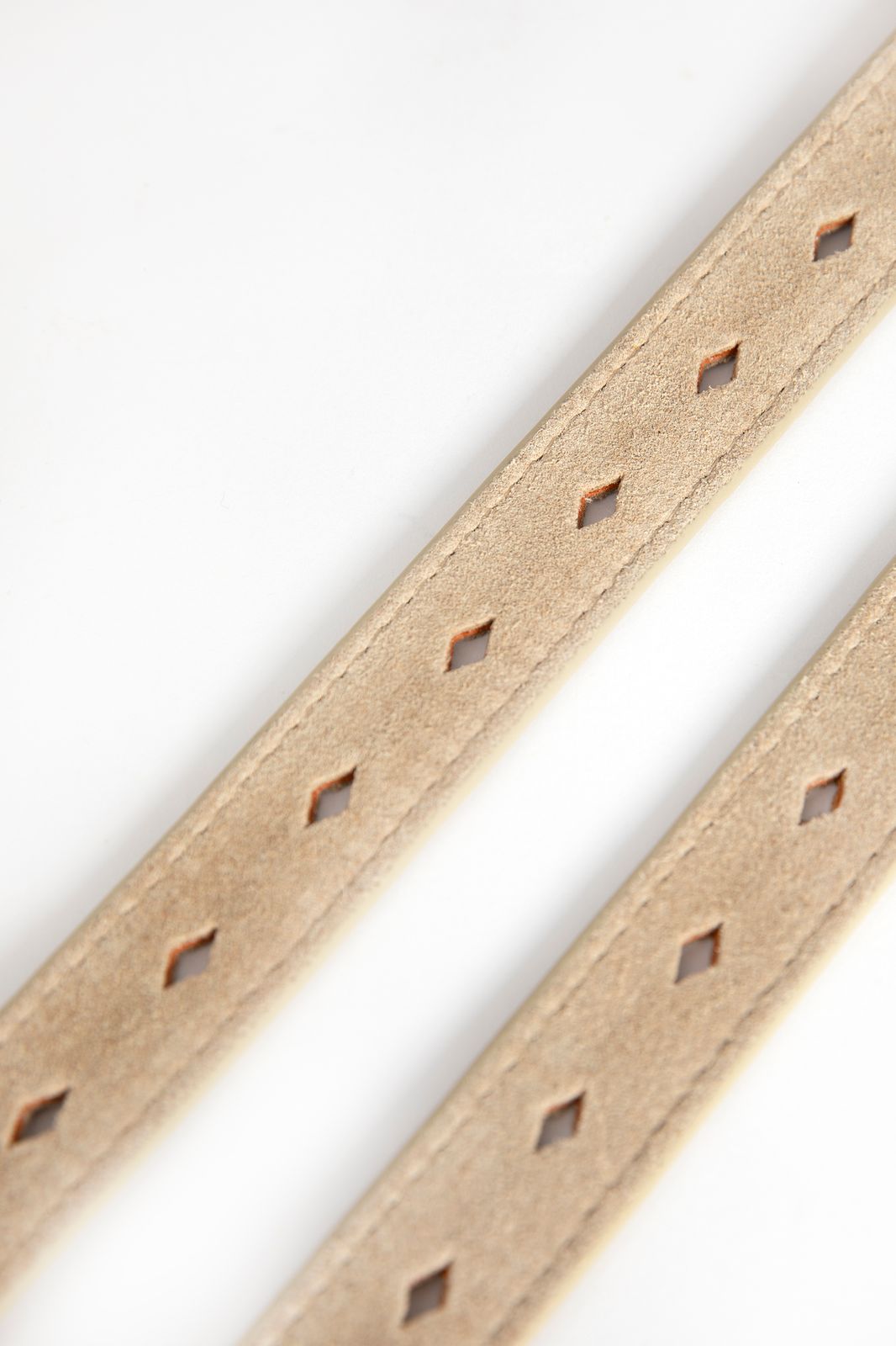 Beige suède riem met goudkleurige gesp