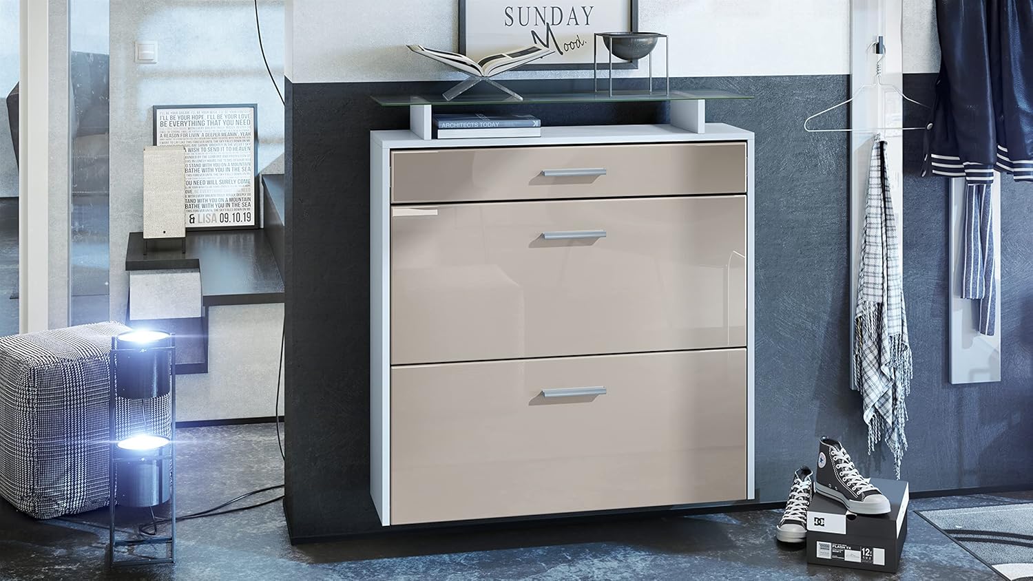 Vladon Schuhschrank Malea, hängender Schuhkipper für 16 Paar Schuhe mit 2 Klappen und 1 Schublade und Glasablage, Weiß matt/Sandgrau Hochglanz (89 x 96 x 23 cm)
