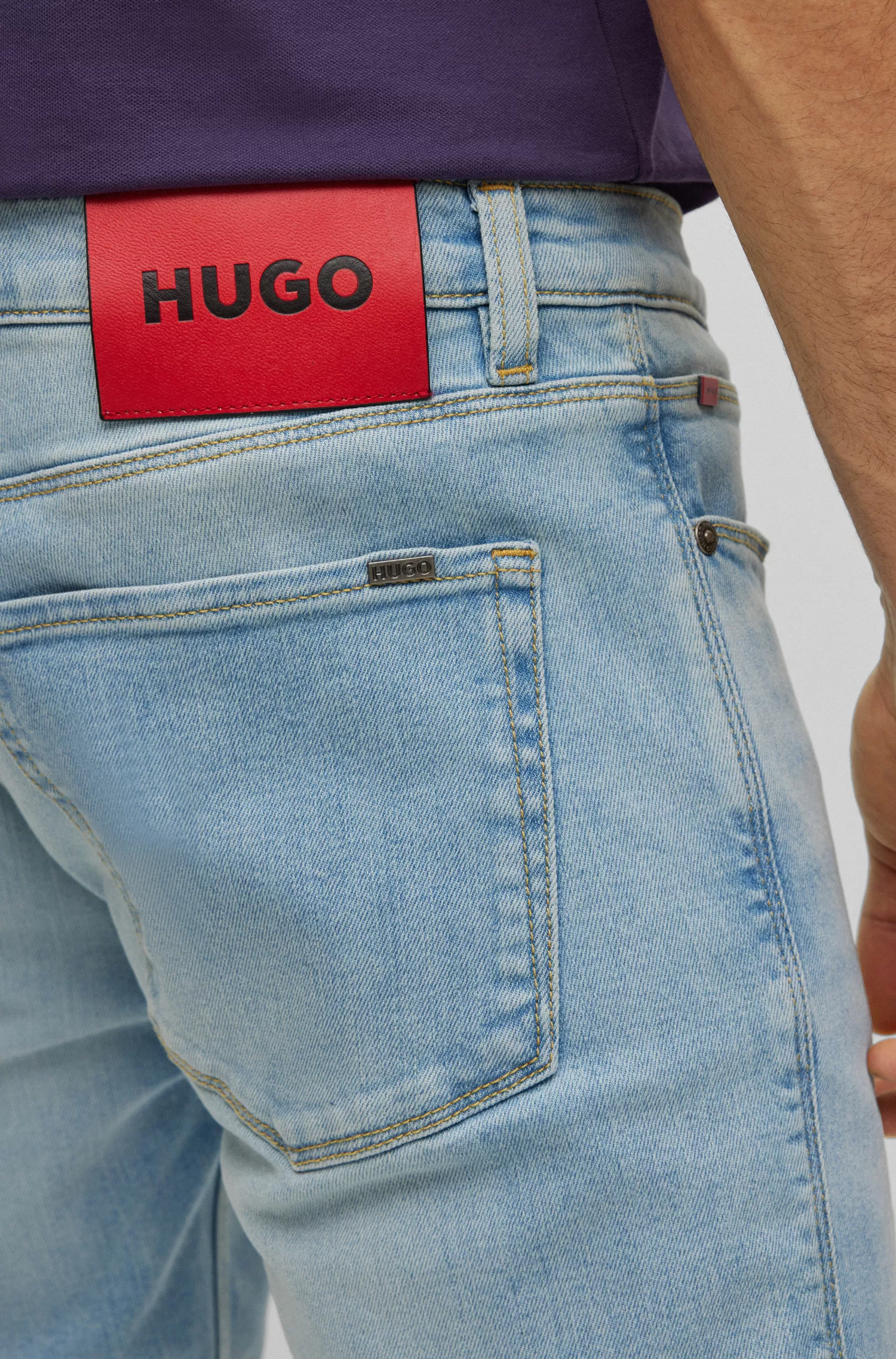 Calça jeans HUGO vermelha, extra slim fit, em denim azul com elasticidade confortável.