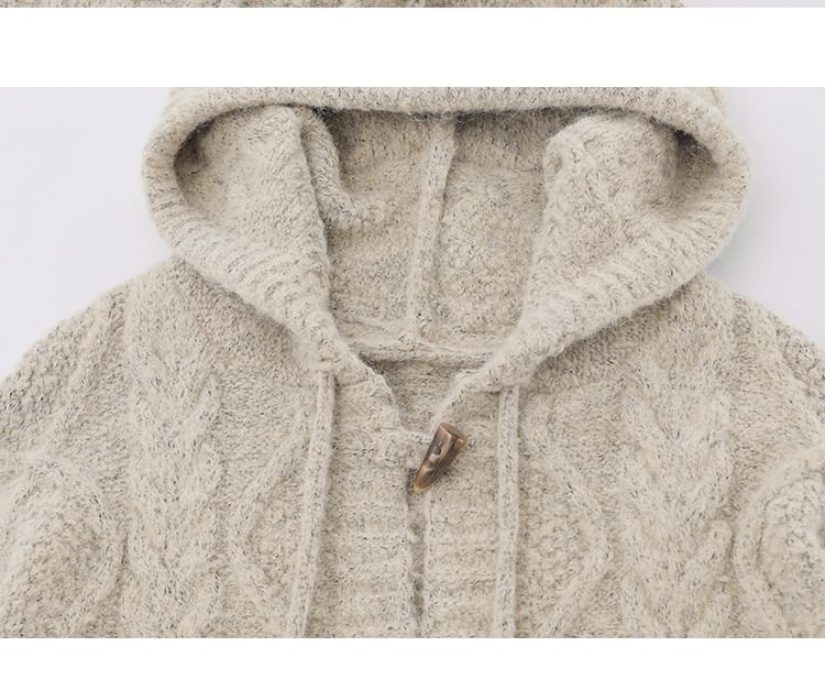 CHIC ERRO - Effen kabelgebreid vest met capuchon en koordsluiting