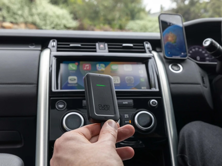 Bluetooth Apple CarPlay Auto KFZ Adapter mit USB A und USB C Verbindungskabel für Apple iOS Smartphones (QLA-CPA) - Schwarz