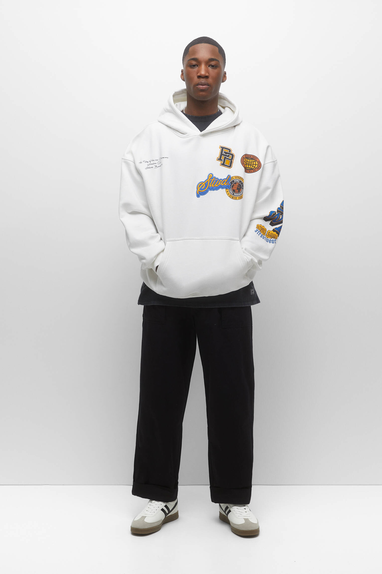 MOLETOM COM CAPUZ STWD COM APLIQUES - BRANCO OFF-WHITE