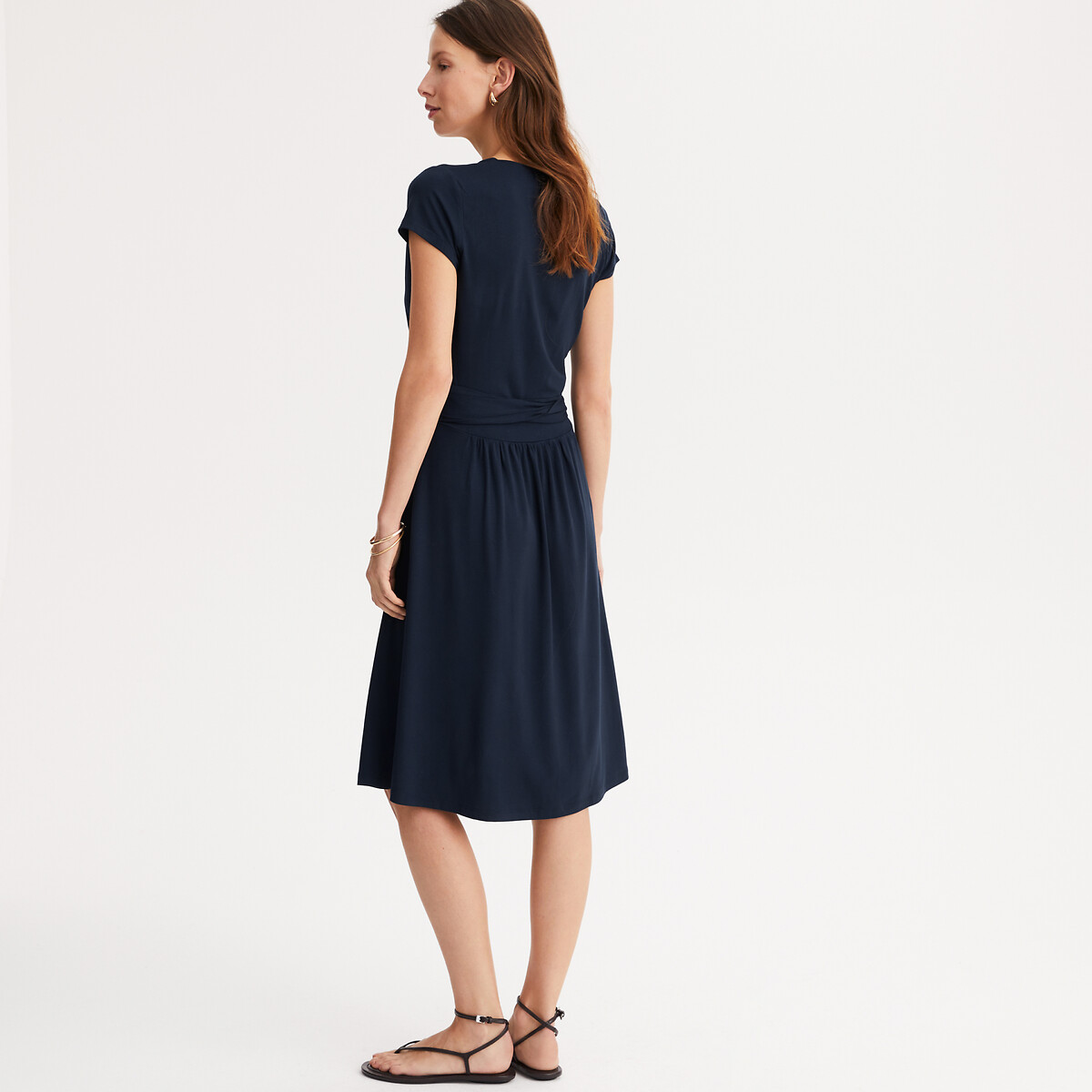 ANNE WEYBURN<br>Vestido midi evasê com mangas curtas