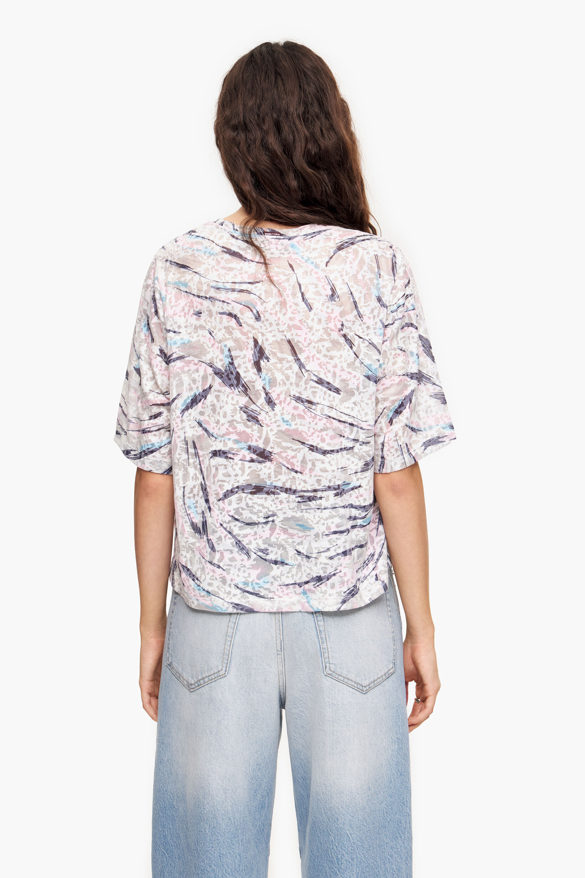Camiseta boxy com estampa de asas de borboleta brancas
