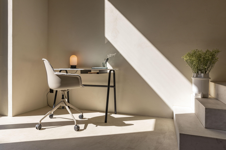 Zuiver Urban charger tafellamp zwart