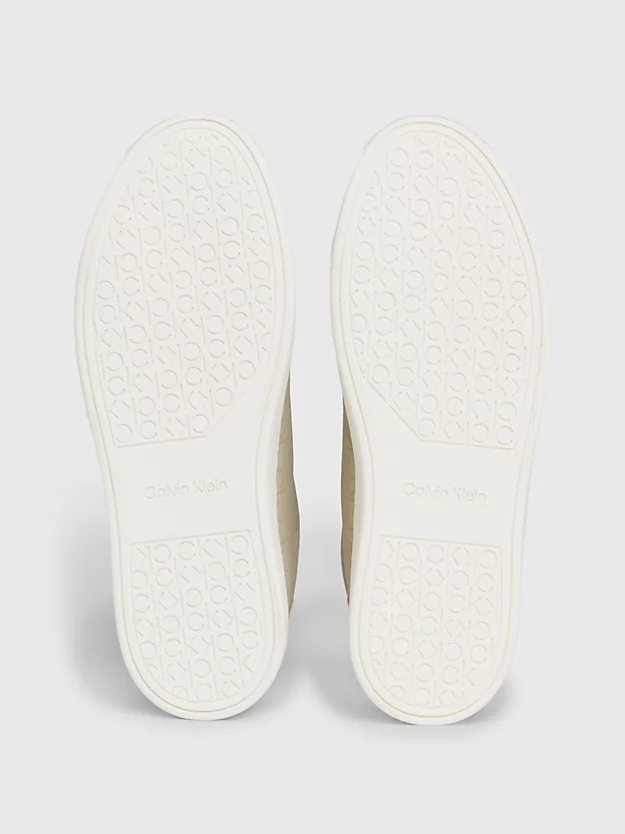 Sapatos sem cadarço com logotipo