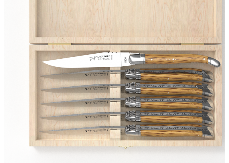 Service de 6 couteaux Laguiole avec un manche en bois de chêne et mitres en acier inoxydable