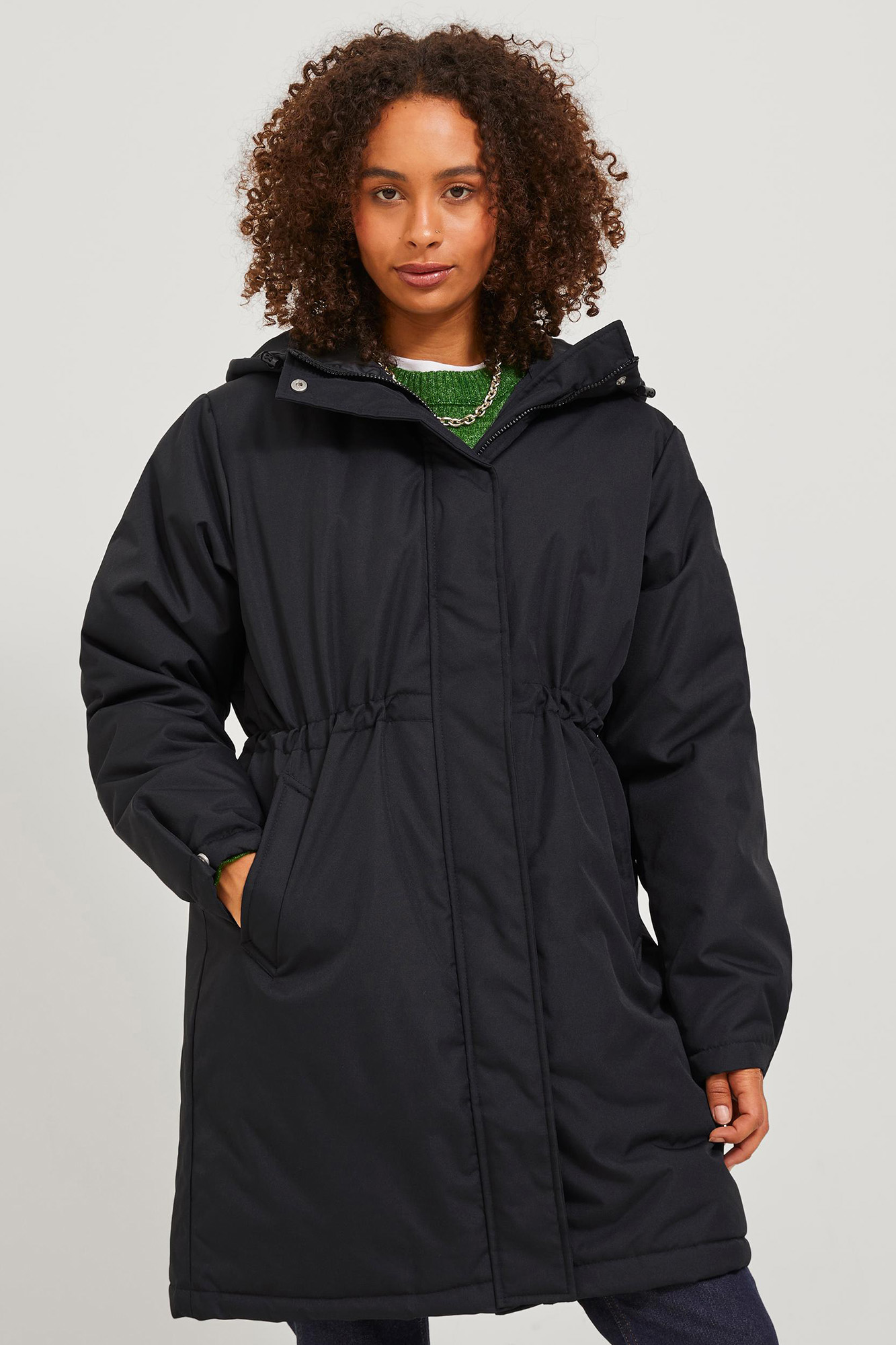 Parka feminina com capuz e cintura ajustável.