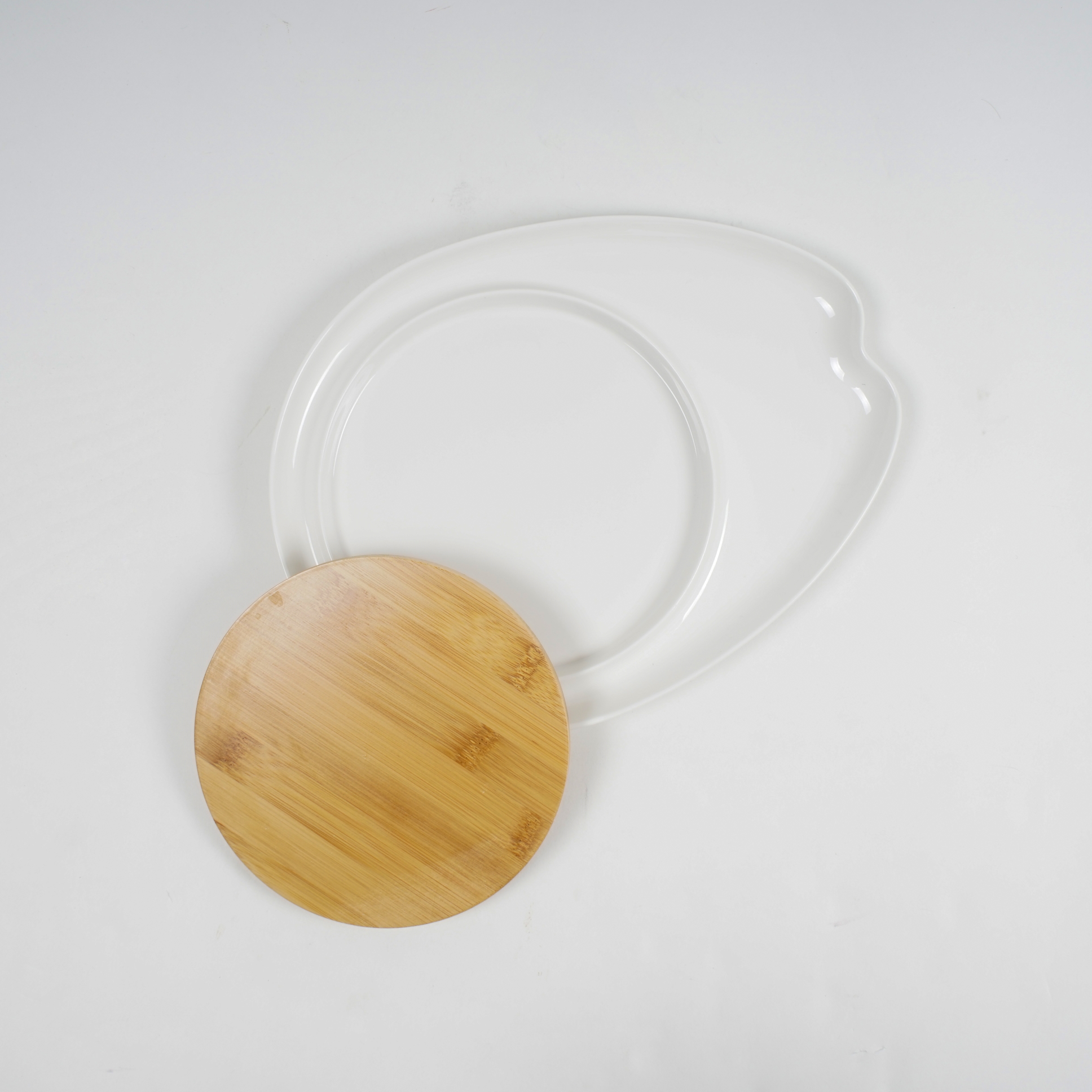 Tellerset 'Aspergo', mit Bambusplatte, weiß, H 2 cm, B 24 cm, L 32 cm zu 17,80