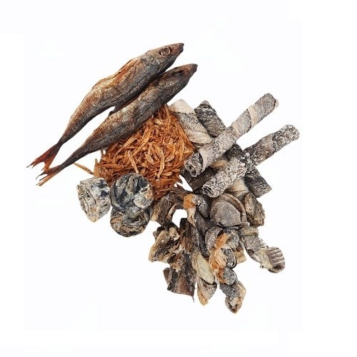 Caixa de petiscos naturais com salmão, cavala e bacalhau para cães