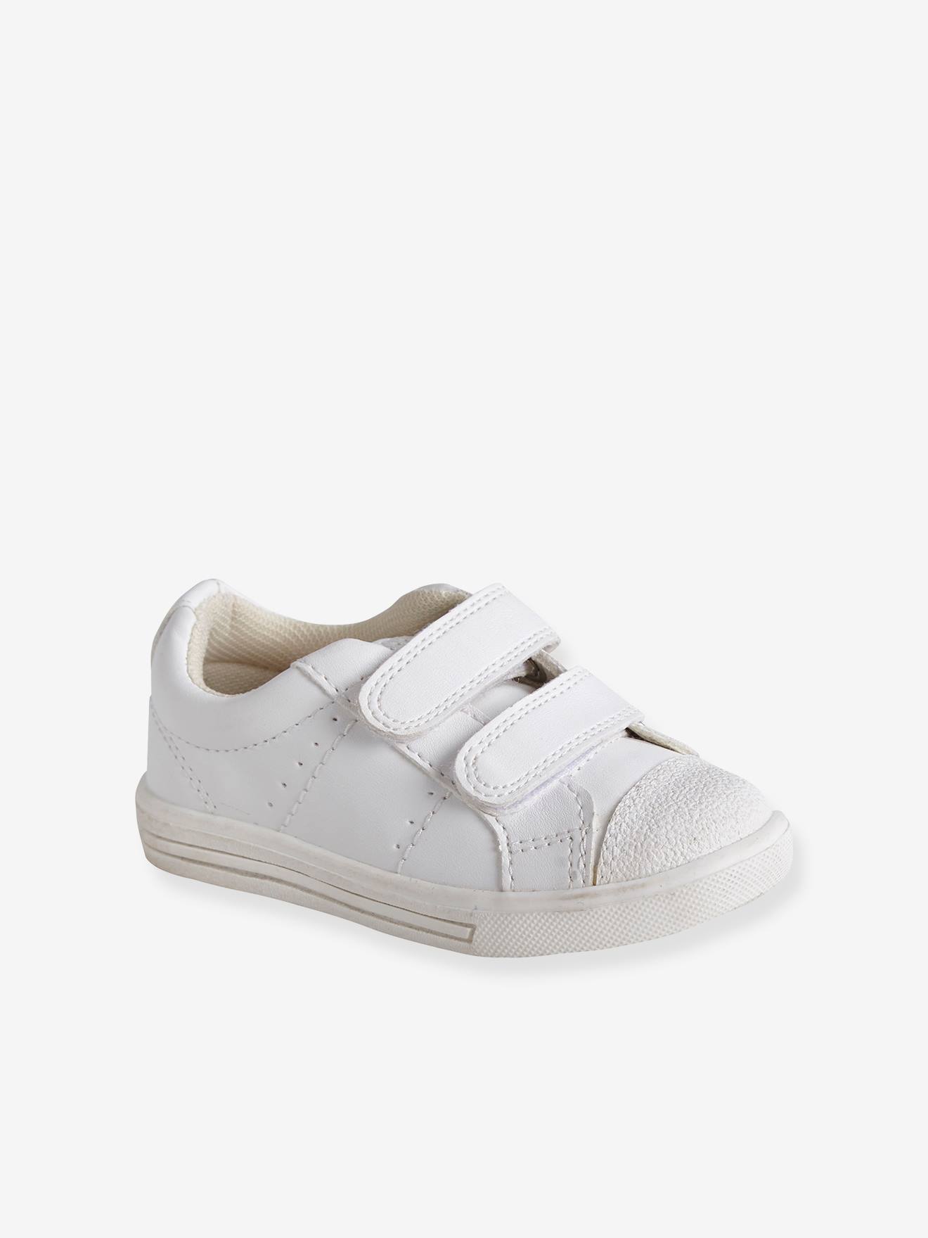 Tênis com fecho de velcro. Branco