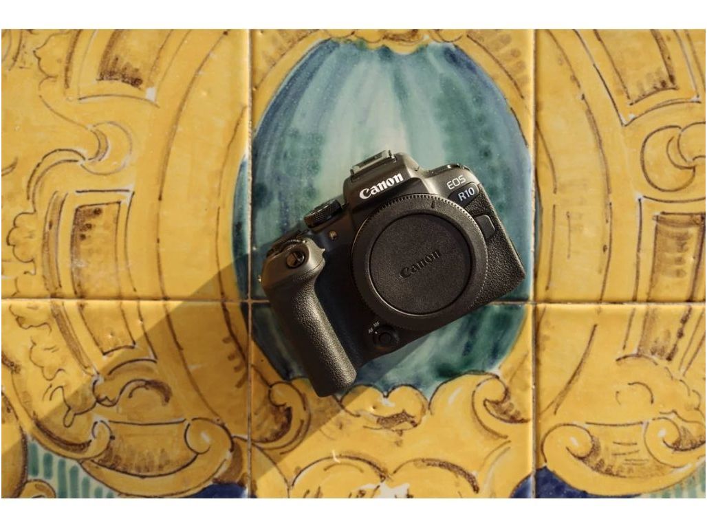 MÁQUINA FOTOGRÁFICA CANON EOS R10 - CORPO