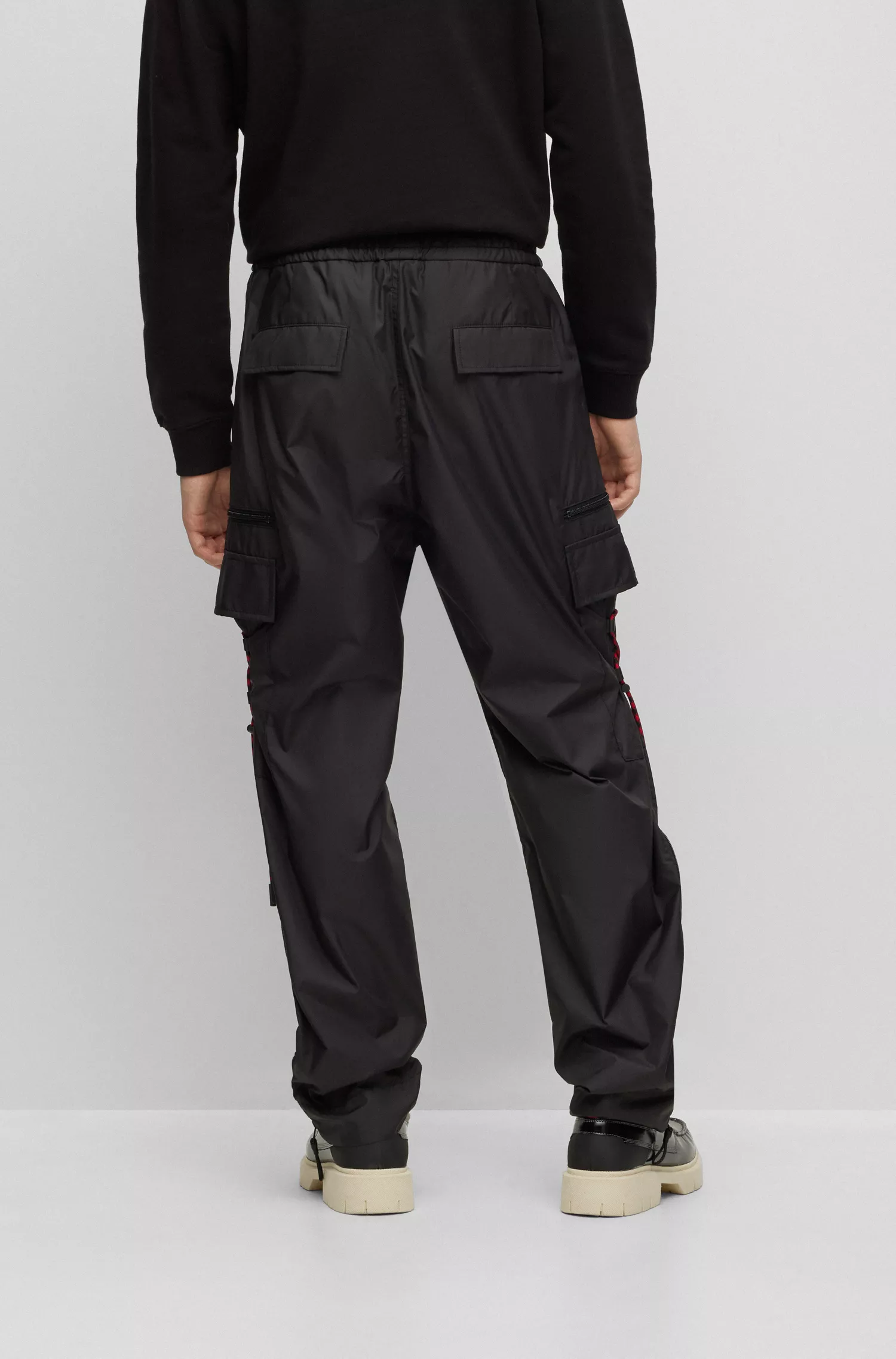 Calça cargo HUGO vermelha em tecido ripstop reciclado com estampa do logotipo