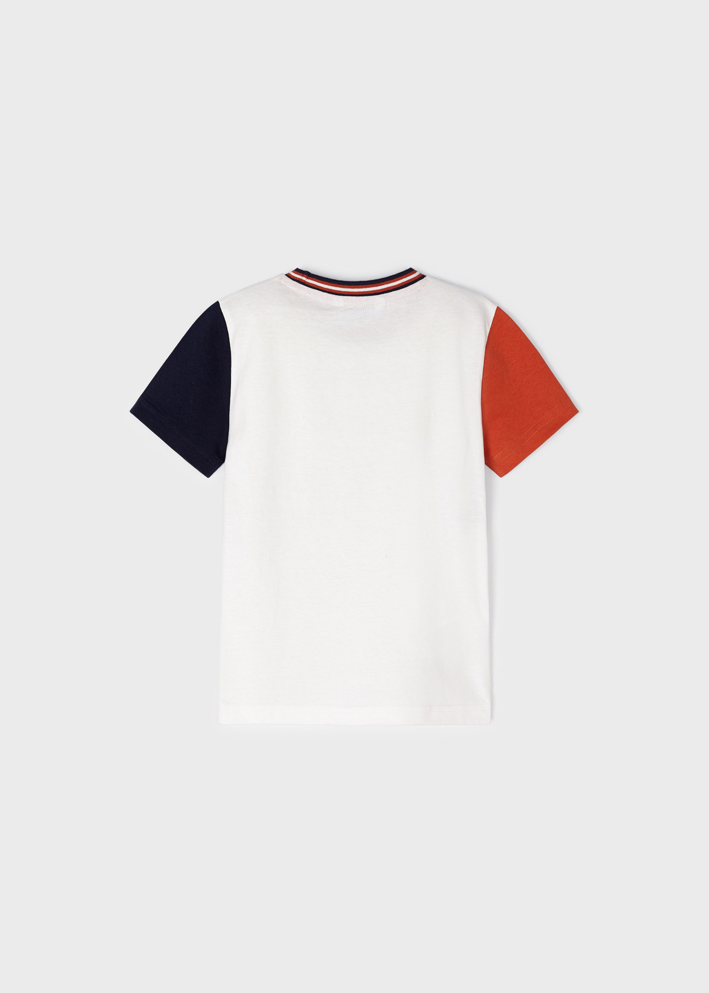 Camiseta infantil de algodão sustentável com mangas contrastantes.