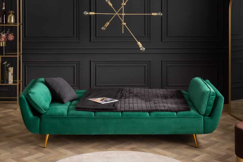 Retro Schlafsofa BOUTIQUE 215cm smaragdgrün Samt 3-Sitzer mit goldenen Füßen