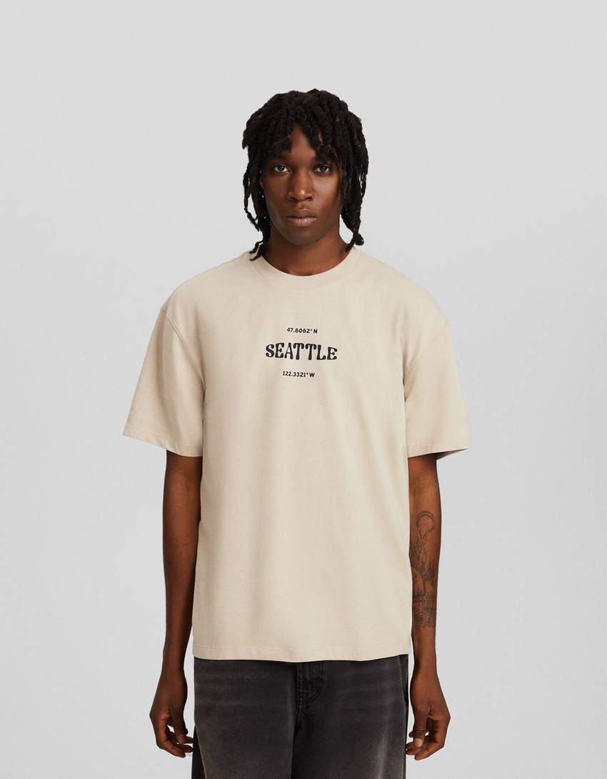 Camiseta de manga curta com modelagem quadrada e estampa bordada